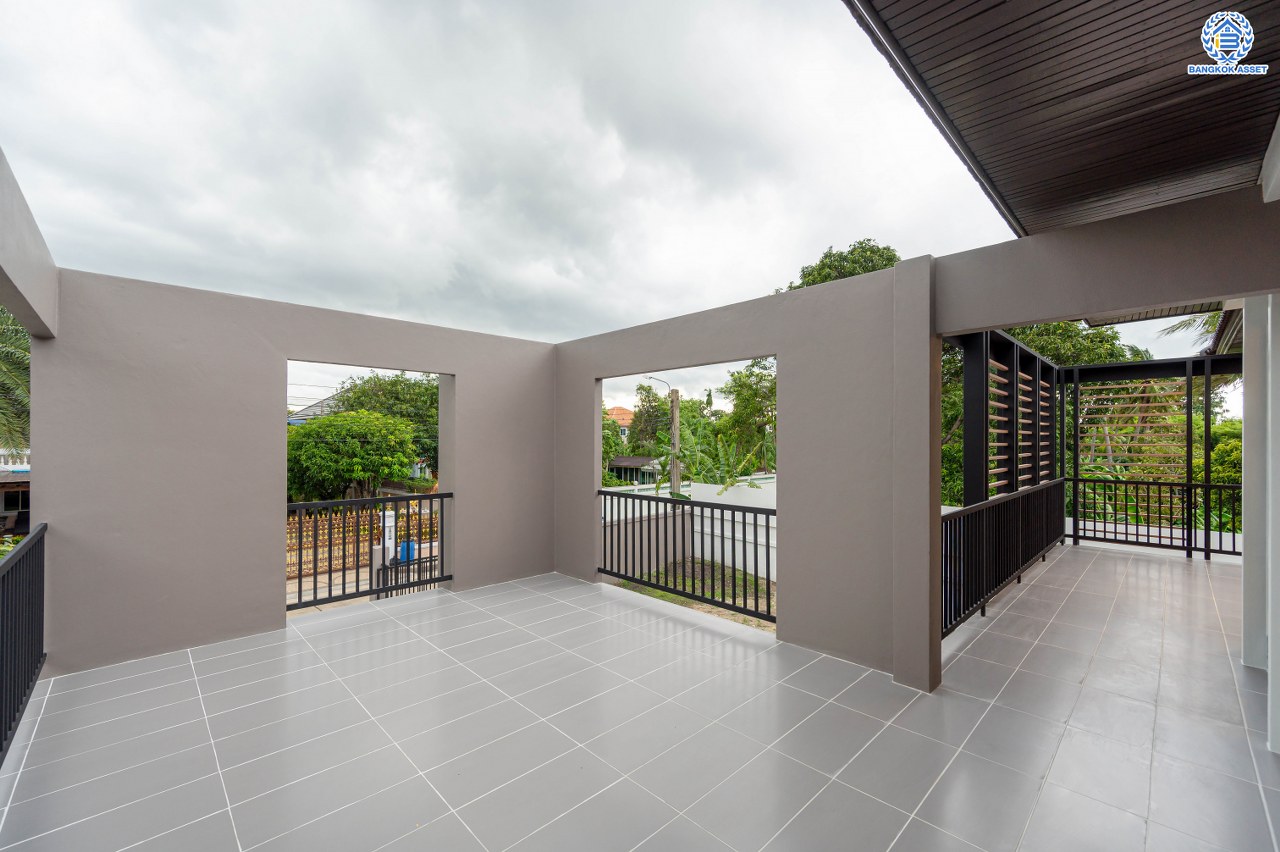 บ้านมือสองตกแต่งใหม่ โครงการ มณียา3 รัตนาธิเบศร์-ท่าอิฐ แบรนด์ Property Perfect บ้านหลังริม หลังใหญ่ เนื้อที่ 95.2 ตร.ว. พื้นที่ใช้สอยกว้างถึง 351.53 ตร.ม. ฟังก์ชัน 4 ห้องนอน 2 ห้องน้ำ 4 ที่จอดรถ บนทำเลเชื่อมต่อถนนรัตนาธิเบศร์ และถนนราชพฤกษ์ ใจกลาง 2 เซ็นทรัลฯ ใกล้ MRT "สถานีบางรักน้อยท่าอิฐ" และทางด่วน "งามวงศ์วาน"