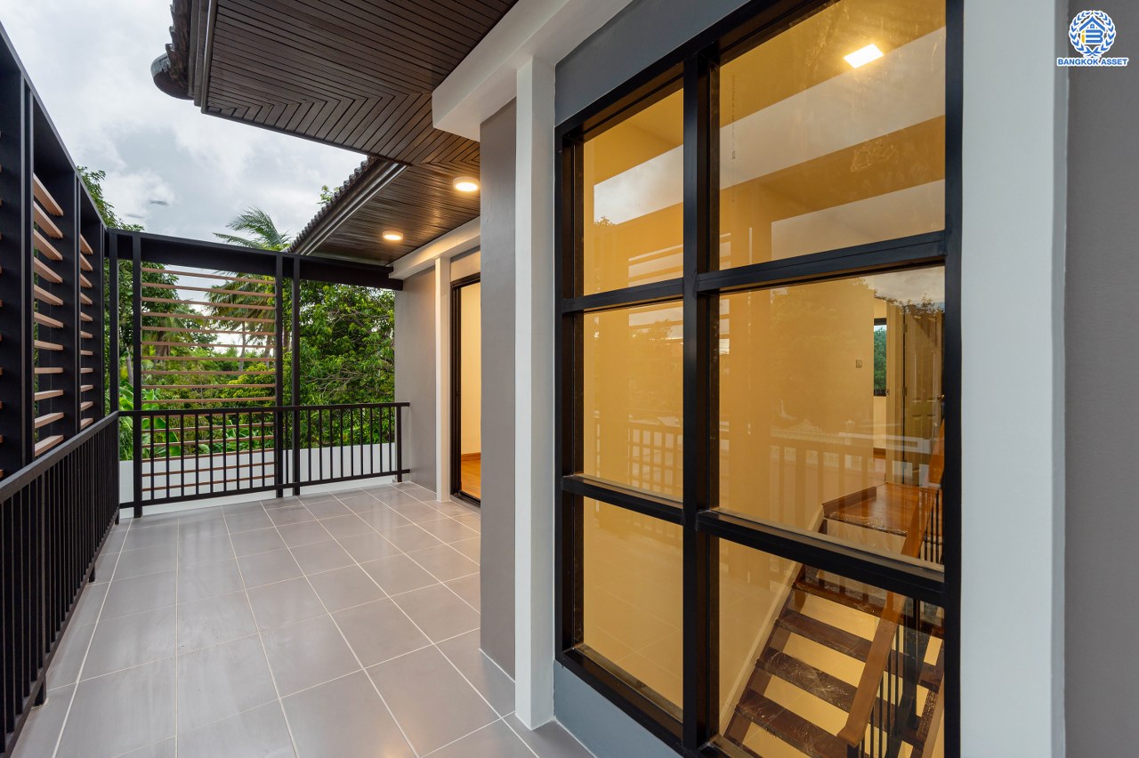 บ้านมือสองตกแต่งใหม่ โครงการ มณียา3 รัตนาธิเบศร์-ท่าอิฐ แบรนด์ Property Perfect บ้านหลังริม หลังใหญ่ เนื้อที่ 95.2 ตร.ว. พื้นที่ใช้สอยกว้างถึง 351.53 ตร.ม. ฟังก์ชัน 4 ห้องนอน 2 ห้องน้ำ 4 ที่จอดรถ บนทำเลเชื่อมต่อถนนรัตนาธิเบศร์ และถนนราชพฤกษ์ ใจกลาง 2 เซ็นทรัลฯ ใกล้ MRT "สถานีบางรักน้อยท่าอิฐ" และทางด่วน "งามวงศ์วาน"