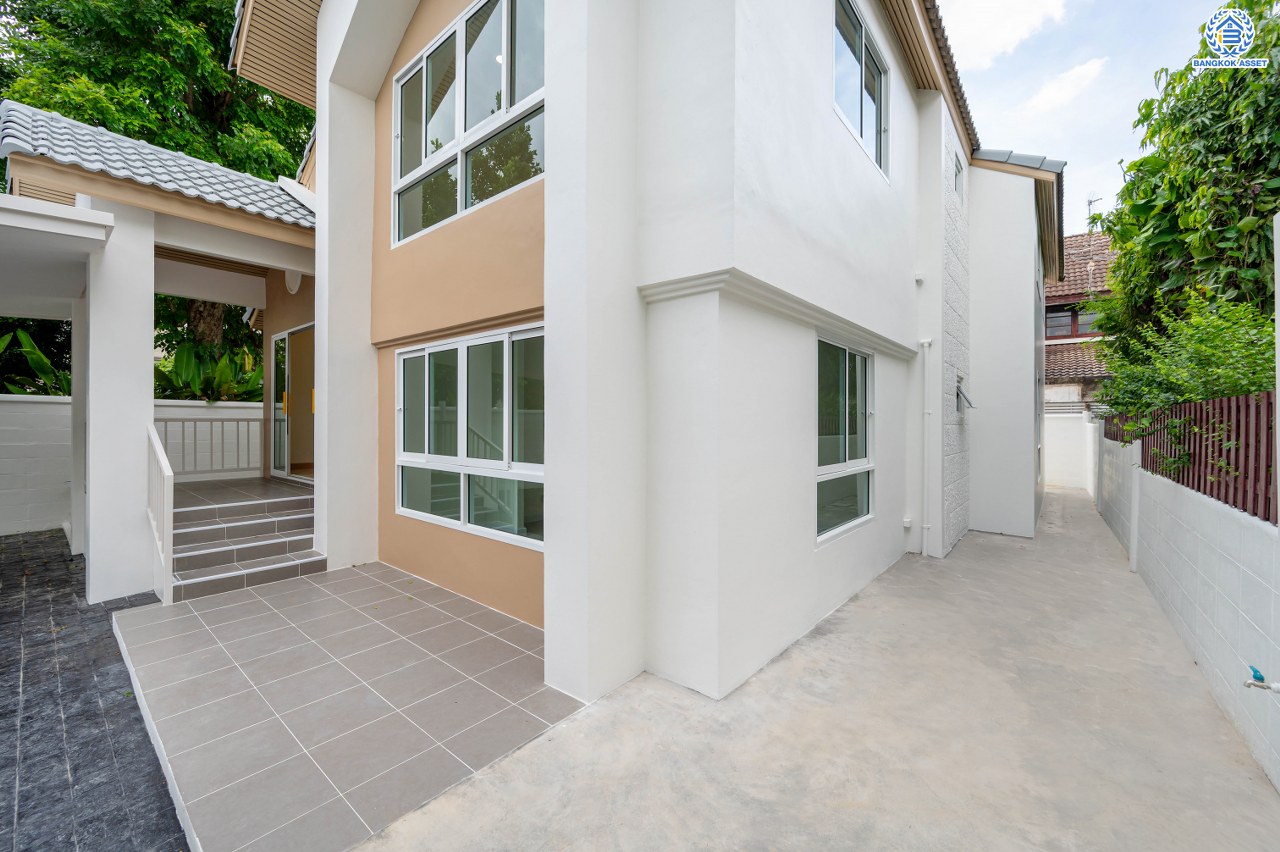 บ้านมือสองตกแต่งใหม่ โครงการ ชวนชื่นกรีนวิลล์ พุทธมณฑลสาย2 เนื้อที่ 61 ตร.ว. พื้นที่ใช้สอย 237.57 ตร.ม. ภายในตกแต่งหรูหรา บรรยากาศเป็นส่วนตัว มาพร้อมฟังก์ชัน 3 ห้องนอน 2 ห้องน้ำ จอดรถได้ 2 คัน บนทำเลศักยภาพ เข้า-ออกได้ทั้ง ถ.พุทธมณฑลสาย2 และ ถ.กาญจนาภิเษก ใกล้ทางคู่ขนานลอยฟ้าบรมราชชนนี, เซ็นทรัลปิ่นเกล้า และมหาวิทยาลัยมหิดล