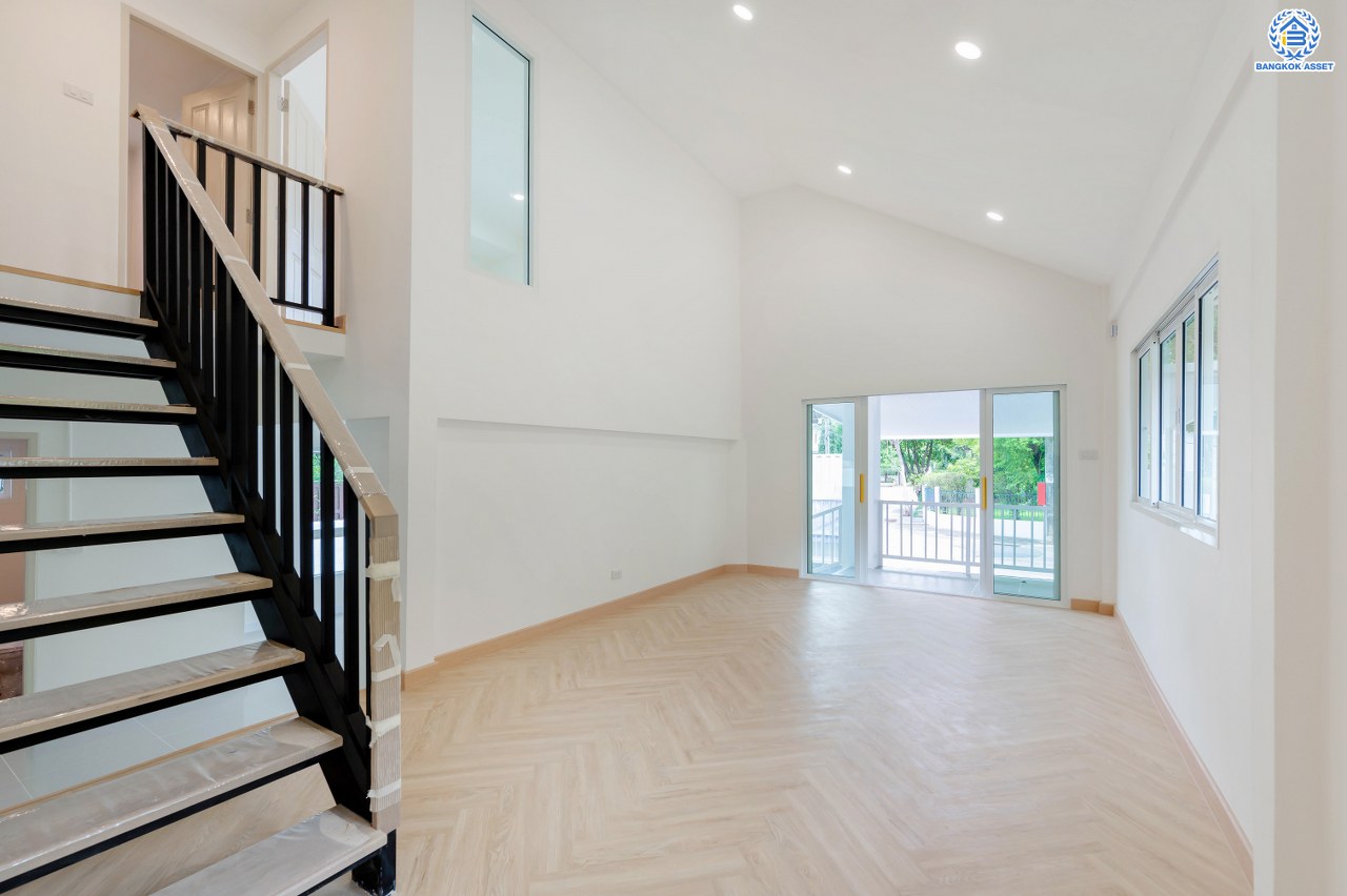 บ้านมือสองตกแต่งใหม่ โครงการ ชวนชื่นกรีนวิลล์ พุทธมณฑลสาย2 เนื้อที่ 61 ตร.ว. พื้นที่ใช้สอย 237.57 ตร.ม. ภายในตกแต่งหรูหรา บรรยากาศเป็นส่วนตัว มาพร้อมฟังก์ชัน 3 ห้องนอน 2 ห้องน้ำ จอดรถได้ 2 คัน บนทำเลศักยภาพ เข้า-ออกได้ทั้ง ถ.พุทธมณฑลสาย2 และ ถ.กาญจนาภิเษก ใกล้ทางคู่ขนานลอยฟ้าบรมราชชนนี, เซ็นทรัลปิ่นเกล้า และมหาวิทยาลัยมหิดล