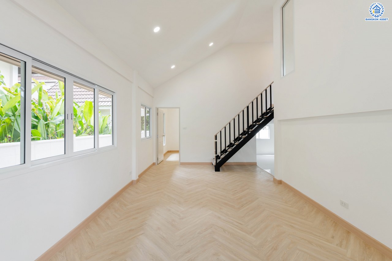 บ้านมือสองตกแต่งใหม่ โครงการ ชวนชื่นกรีนวิลล์ พุทธมณฑลสาย2 เนื้อที่ 61 ตร.ว. พื้นที่ใช้สอย 237.57 ตร.ม. ภายในตกแต่งหรูหรา บรรยากาศเป็นส่วนตัว มาพร้อมฟังก์ชัน 3 ห้องนอน 2 ห้องน้ำ จอดรถได้ 2 คัน บนทำเลศักยภาพ เข้า-ออกได้ทั้ง ถ.พุทธมณฑลสาย2 และ ถ.กาญจนาภิเษก ใกล้ทางคู่ขนานลอยฟ้าบรมราชชนนี, เซ็นทรัลปิ่นเกล้า และมหาวิทยาลัยมหิดล