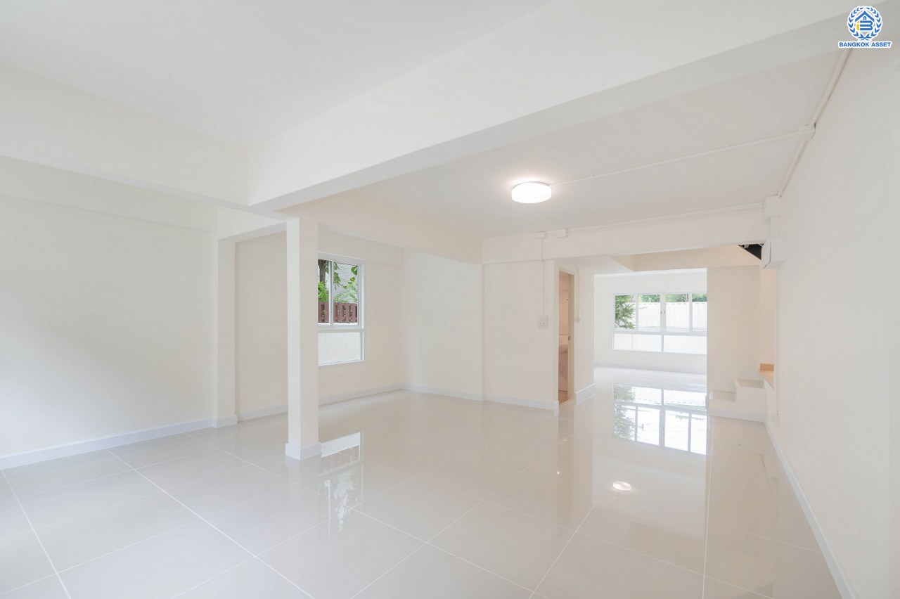 บ้านมือสองตกแต่งใหม่ โครงการ ชวนชื่นกรีนวิลล์ พุทธมณฑลสาย2 เนื้อที่ 61 ตร.ว. พื้นที่ใช้สอย 237.57 ตร.ม. ภายในตกแต่งหรูหรา บรรยากาศเป็นส่วนตัว มาพร้อมฟังก์ชัน 3 ห้องนอน 2 ห้องน้ำ จอดรถได้ 2 คัน บนทำเลศักยภาพ เข้า-ออกได้ทั้ง ถ.พุทธมณฑลสาย2 และ ถ.กาญจนาภิเษก ใกล้ทางคู่ขนานลอยฟ้าบรมราชชนนี, เซ็นทรัลปิ่นเกล้า และมหาวิทยาลัยมหิดล