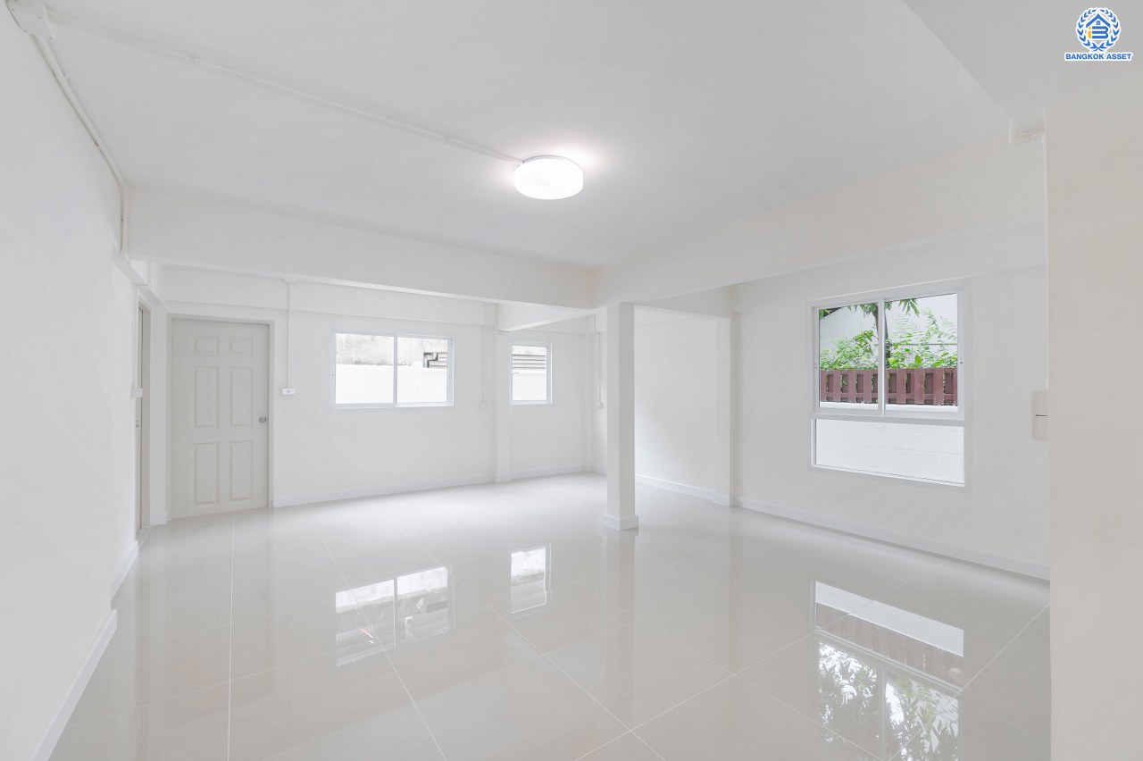 บ้านมือสองตกแต่งใหม่ โครงการ ชวนชื่นกรีนวิลล์ พุทธมณฑลสาย2 เนื้อที่ 61 ตร.ว. พื้นที่ใช้สอย 237.57 ตร.ม. ภายในตกแต่งหรูหรา บรรยากาศเป็นส่วนตัว มาพร้อมฟังก์ชัน 3 ห้องนอน 2 ห้องน้ำ จอดรถได้ 2 คัน บนทำเลศักยภาพ เข้า-ออกได้ทั้ง ถ.พุทธมณฑลสาย2 และ ถ.กาญจนาภิเษก ใกล้ทางคู่ขนานลอยฟ้าบรมราชชนนี, เซ็นทรัลปิ่นเกล้า และมหาวิทยาลัยมหิดล