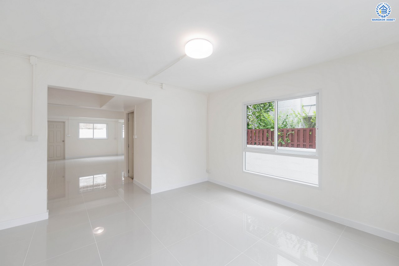 บ้านมือสองตกแต่งใหม่ โครงการ ชวนชื่นกรีนวิลล์ พุทธมณฑลสาย2 เนื้อที่ 61 ตร.ว. พื้นที่ใช้สอย 237.57 ตร.ม. ภายในตกแต่งหรูหรา บรรยากาศเป็นส่วนตัว มาพร้อมฟังก์ชัน 3 ห้องนอน 2 ห้องน้ำ จอดรถได้ 2 คัน บนทำเลศักยภาพ เข้า-ออกได้ทั้ง ถ.พุทธมณฑลสาย2 และ ถ.กาญจนาภิเษก ใกล้ทางคู่ขนานลอยฟ้าบรมราชชนนี, เซ็นทรัลปิ่นเกล้า และมหาวิทยาลัยมหิดล