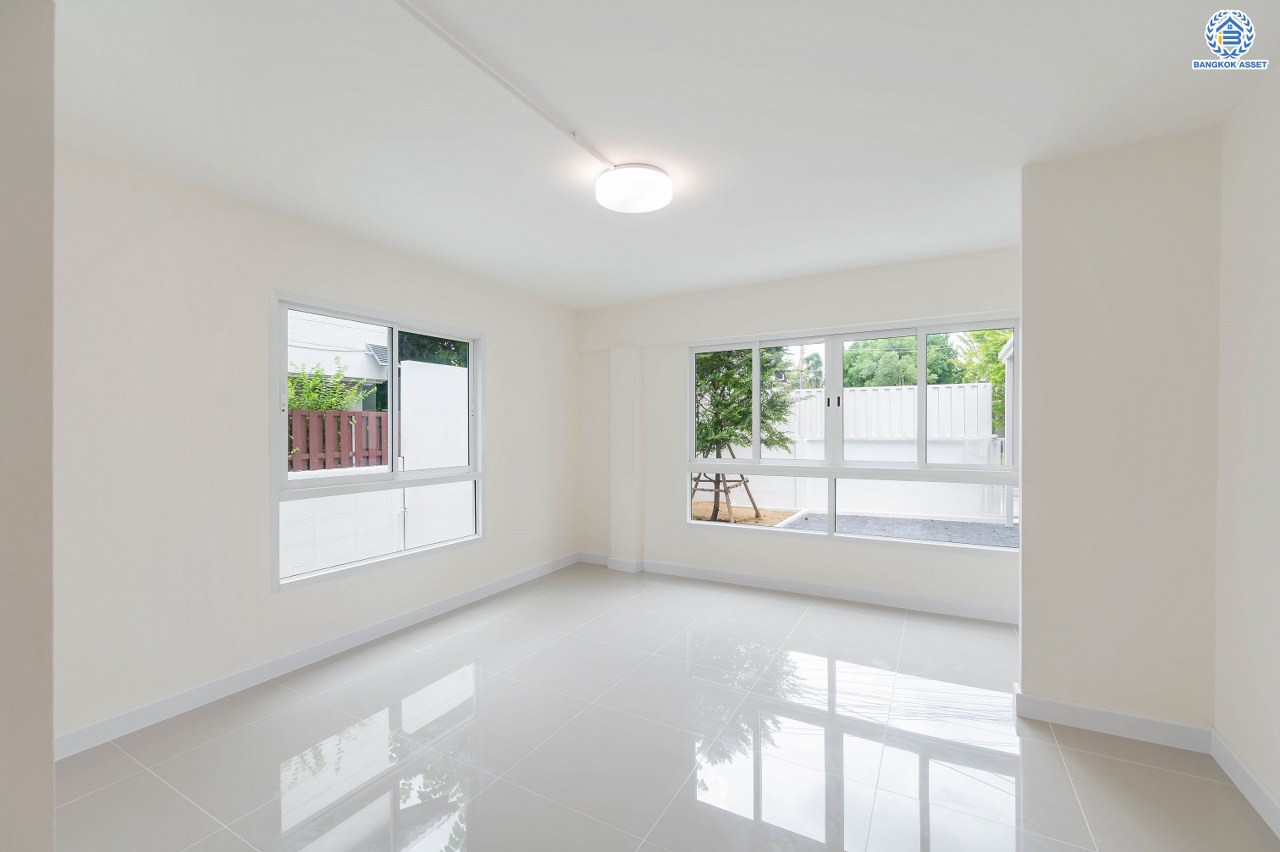 บ้านมือสองตกแต่งใหม่ โครงการ ชวนชื่นกรีนวิลล์ พุทธมณฑลสาย2 เนื้อที่ 61 ตร.ว. พื้นที่ใช้สอย 237.57 ตร.ม. ภายในตกแต่งหรูหรา บรรยากาศเป็นส่วนตัว มาพร้อมฟังก์ชัน 3 ห้องนอน 2 ห้องน้ำ จอดรถได้ 2 คัน บนทำเลศักยภาพ เข้า-ออกได้ทั้ง ถ.พุทธมณฑลสาย2 และ ถ.กาญจนาภิเษก ใกล้ทางคู่ขนานลอยฟ้าบรมราชชนนี, เซ็นทรัลปิ่นเกล้า และมหาวิทยาลัยมหิดล