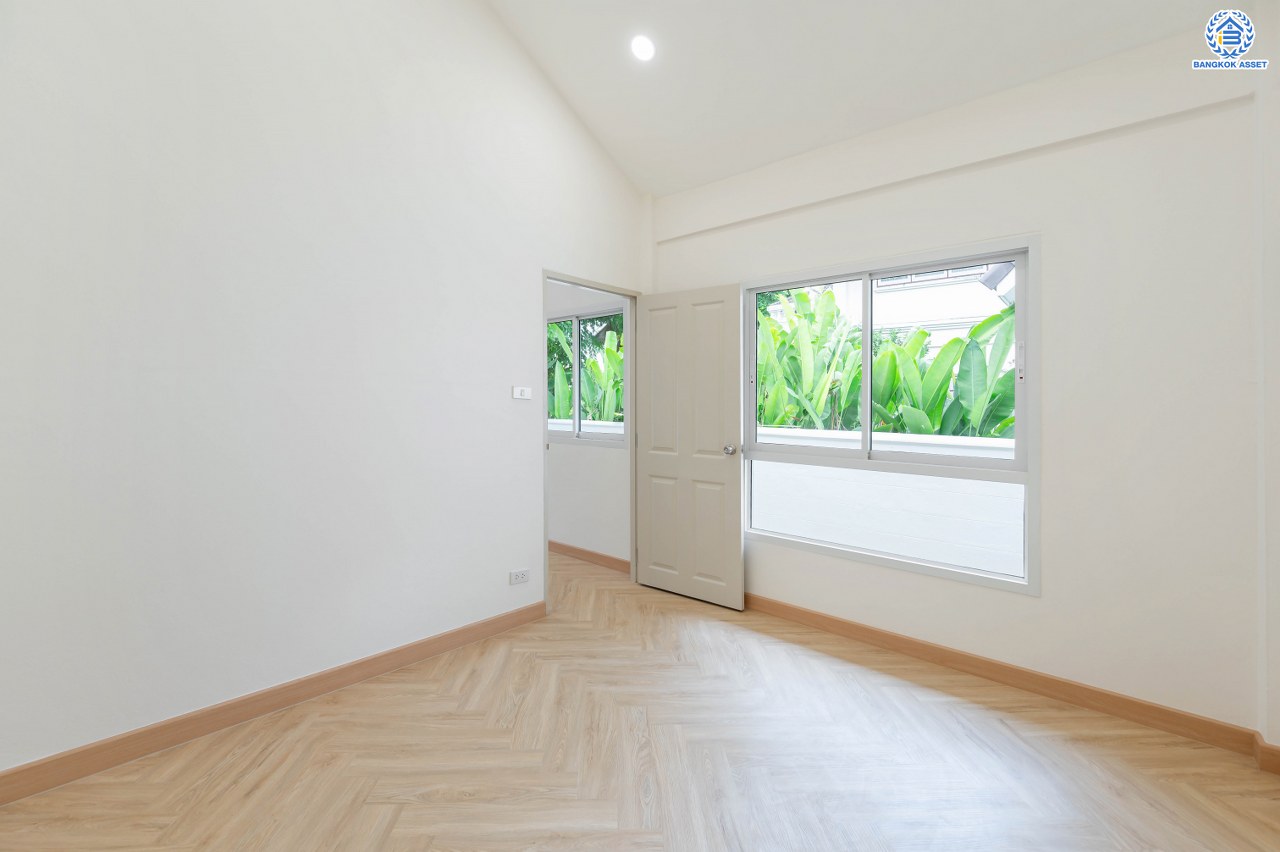 บ้านมือสองตกแต่งใหม่ โครงการ ชวนชื่นกรีนวิลล์ พุทธมณฑลสาย2 เนื้อที่ 61 ตร.ว. พื้นที่ใช้สอย 237.57 ตร.ม. ภายในตกแต่งหรูหรา บรรยากาศเป็นส่วนตัว มาพร้อมฟังก์ชัน 3 ห้องนอน 2 ห้องน้ำ จอดรถได้ 2 คัน บนทำเลศักยภาพ เข้า-ออกได้ทั้ง ถ.พุทธมณฑลสาย2 และ ถ.กาญจนาภิเษก ใกล้ทางคู่ขนานลอยฟ้าบรมราชชนนี, เซ็นทรัลปิ่นเกล้า และมหาวิทยาลัยมหิดล