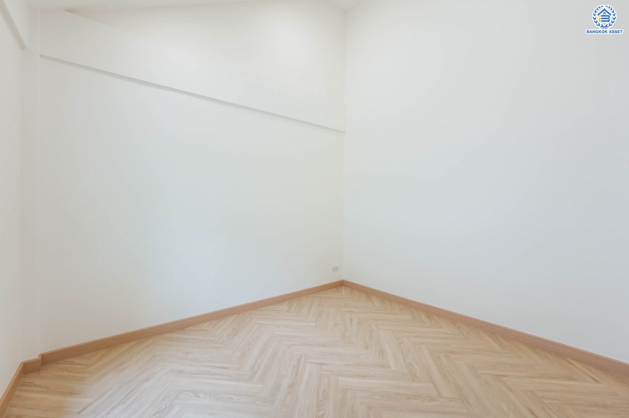 บ้านมือสองตกแต่งใหม่ โครงการ ชวนชื่นกรีนวิลล์ พุทธมณฑลสาย2 เนื้อที่ 61 ตร.ว. พื้นที่ใช้สอย 237.57 ตร.ม. ภายในตกแต่งหรูหรา บรรยากาศเป็นส่วนตัว มาพร้อมฟังก์ชัน 3 ห้องนอน 2 ห้องน้ำ จอดรถได้ 2 คัน บนทำเลศักยภาพ เข้า-ออกได้ทั้ง ถ.พุทธมณฑลสาย2 และ ถ.กาญจนาภิเษก ใกล้ทางคู่ขนานลอยฟ้าบรมราชชนนี, เซ็นทรัลปิ่นเกล้า และมหาวิทยาลัยมหิดล