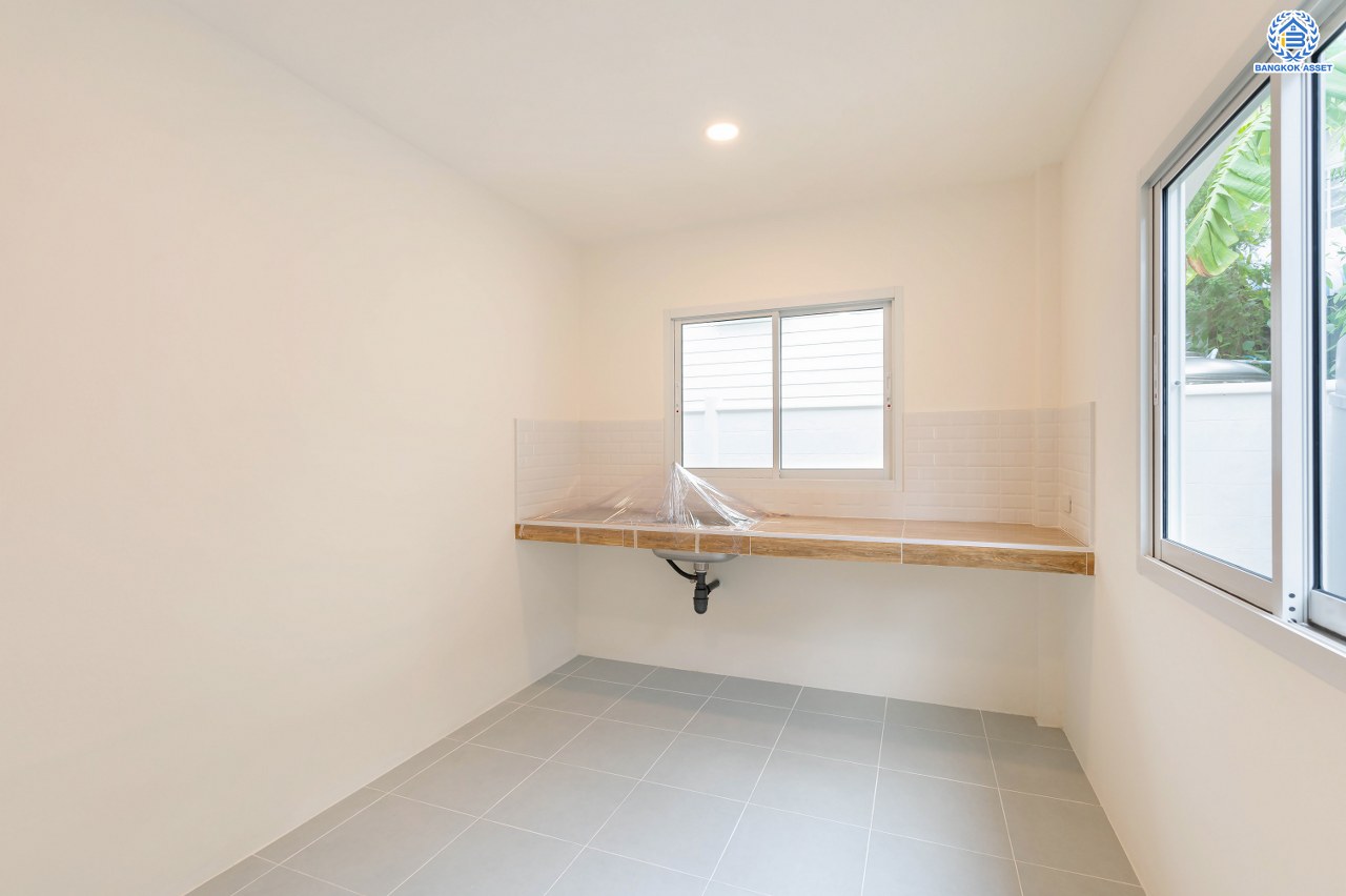 บ้านมือสองตกแต่งใหม่ โครงการ ชวนชื่นกรีนวิลล์ พุทธมณฑลสาย2 เนื้อที่ 61 ตร.ว. พื้นที่ใช้สอย 237.57 ตร.ม. ภายในตกแต่งหรูหรา บรรยากาศเป็นส่วนตัว มาพร้อมฟังก์ชัน 3 ห้องนอน 2 ห้องน้ำ จอดรถได้ 2 คัน บนทำเลศักยภาพ เข้า-ออกได้ทั้ง ถ.พุทธมณฑลสาย2 และ ถ.กาญจนาภิเษก ใกล้ทางคู่ขนานลอยฟ้าบรมราชชนนี, เซ็นทรัลปิ่นเกล้า และมหาวิทยาลัยมหิดล