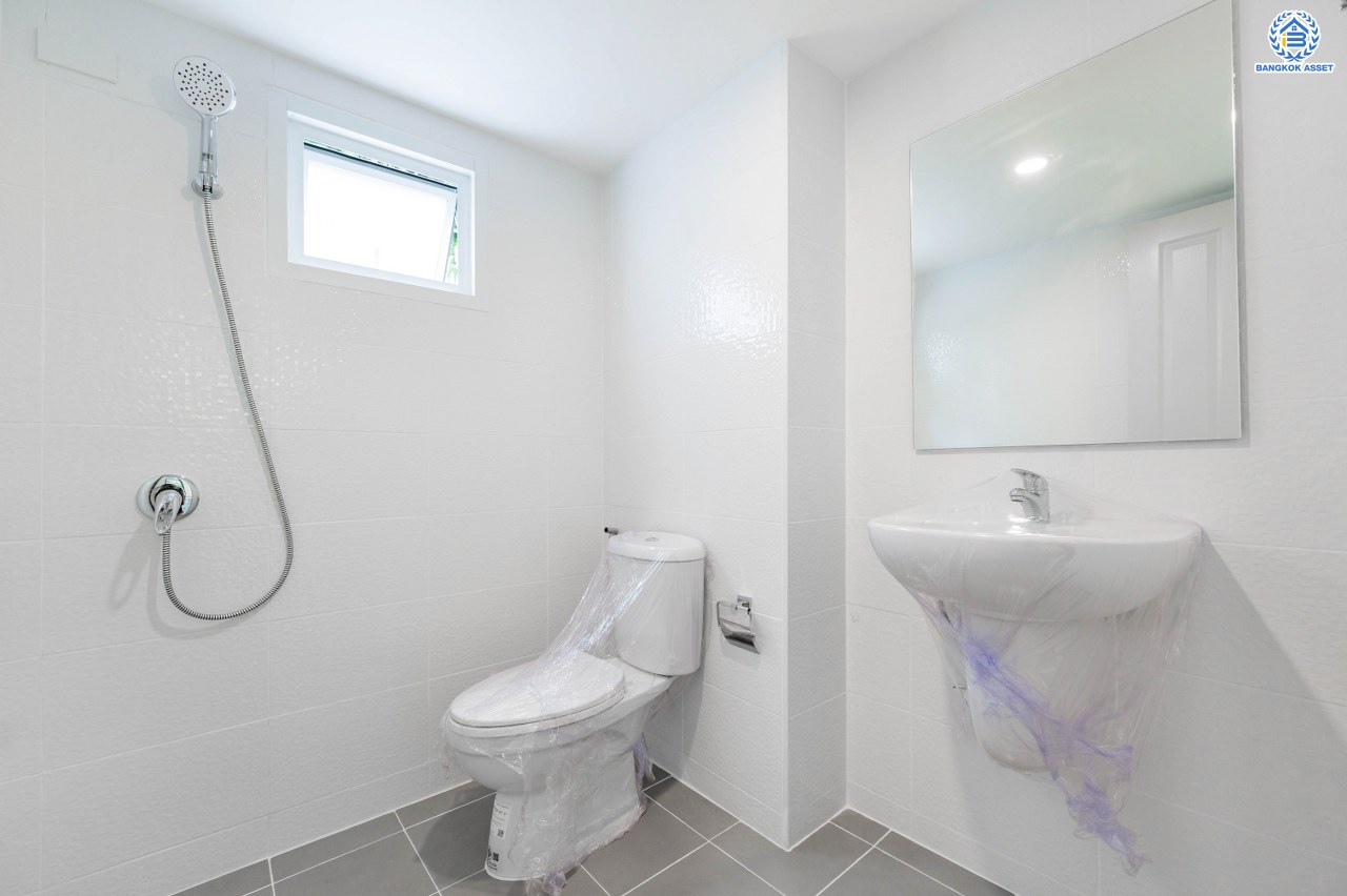 บ้านมือสองตกแต่งใหม่ โครงการ ชวนชื่นกรีนวิลล์ พุทธมณฑลสาย2 เนื้อที่ 61 ตร.ว. พื้นที่ใช้สอย 237.57 ตร.ม. ภายในตกแต่งหรูหรา บรรยากาศเป็นส่วนตัว มาพร้อมฟังก์ชัน 3 ห้องนอน 2 ห้องน้ำ จอดรถได้ 2 คัน บนทำเลศักยภาพ เข้า-ออกได้ทั้ง ถ.พุทธมณฑลสาย2 และ ถ.กาญจนาภิเษก ใกล้ทางคู่ขนานลอยฟ้าบรมราชชนนี, เซ็นทรัลปิ่นเกล้า และมหาวิทยาลัยมหิดล