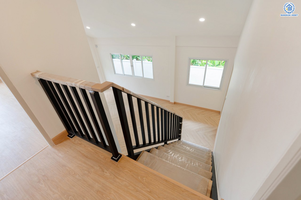 บ้านมือสองตกแต่งใหม่ โครงการ ชวนชื่นกรีนวิลล์ พุทธมณฑลสาย2 เนื้อที่ 61 ตร.ว. พื้นที่ใช้สอย 237.57 ตร.ม. ภายในตกแต่งหรูหรา บรรยากาศเป็นส่วนตัว มาพร้อมฟังก์ชัน 3 ห้องนอน 2 ห้องน้ำ จอดรถได้ 2 คัน บนทำเลศักยภาพ เข้า-ออกได้ทั้ง ถ.พุทธมณฑลสาย2 และ ถ.กาญจนาภิเษก ใกล้ทางคู่ขนานลอยฟ้าบรมราชชนนี, เซ็นทรัลปิ่นเกล้า และมหาวิทยาลัยมหิดล