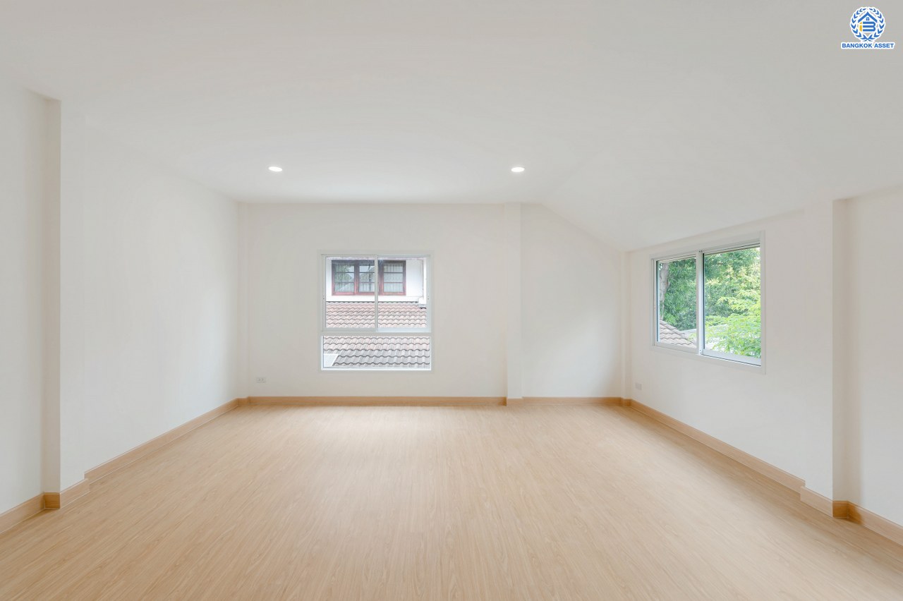 บ้านมือสองตกแต่งใหม่ โครงการ ชวนชื่นกรีนวิลล์ พุทธมณฑลสาย2 เนื้อที่ 61 ตร.ว. พื้นที่ใช้สอย 237.57 ตร.ม. ภายในตกแต่งหรูหรา บรรยากาศเป็นส่วนตัว มาพร้อมฟังก์ชัน 3 ห้องนอน 2 ห้องน้ำ จอดรถได้ 2 คัน บนทำเลศักยภาพ เข้า-ออกได้ทั้ง ถ.พุทธมณฑลสาย2 และ ถ.กาญจนาภิเษก ใกล้ทางคู่ขนานลอยฟ้าบรมราชชนนี, เซ็นทรัลปิ่นเกล้า และมหาวิทยาลัยมหิดล