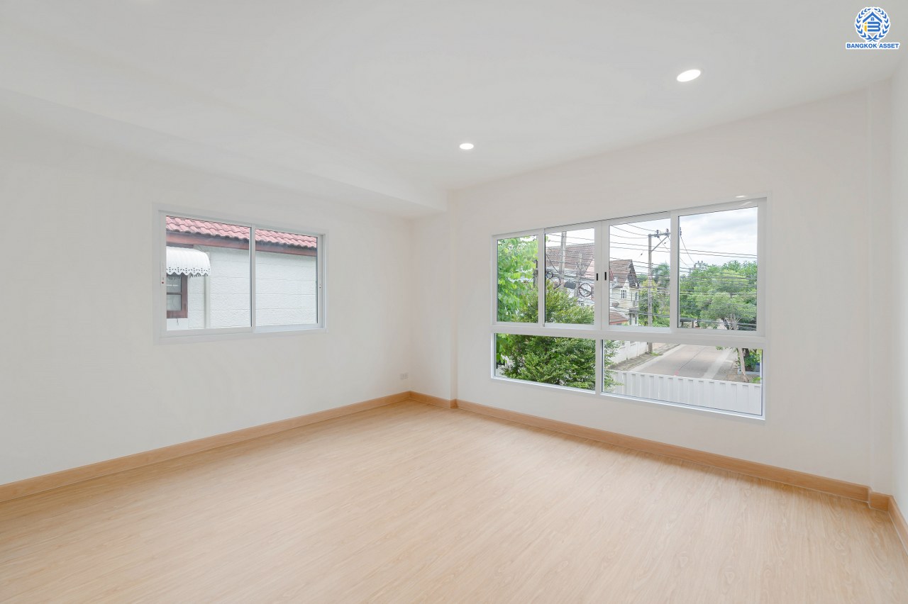 บ้านมือสองตกแต่งใหม่ โครงการ ชวนชื่นกรีนวิลล์ พุทธมณฑลสาย2 เนื้อที่ 61 ตร.ว. พื้นที่ใช้สอย 237.57 ตร.ม. ภายในตกแต่งหรูหรา บรรยากาศเป็นส่วนตัว มาพร้อมฟังก์ชัน 3 ห้องนอน 2 ห้องน้ำ จอดรถได้ 2 คัน บนทำเลศักยภาพ เข้า-ออกได้ทั้ง ถ.พุทธมณฑลสาย2 และ ถ.กาญจนาภิเษก ใกล้ทางคู่ขนานลอยฟ้าบรมราชชนนี, เซ็นทรัลปิ่นเกล้า และมหาวิทยาลัยมหิดล