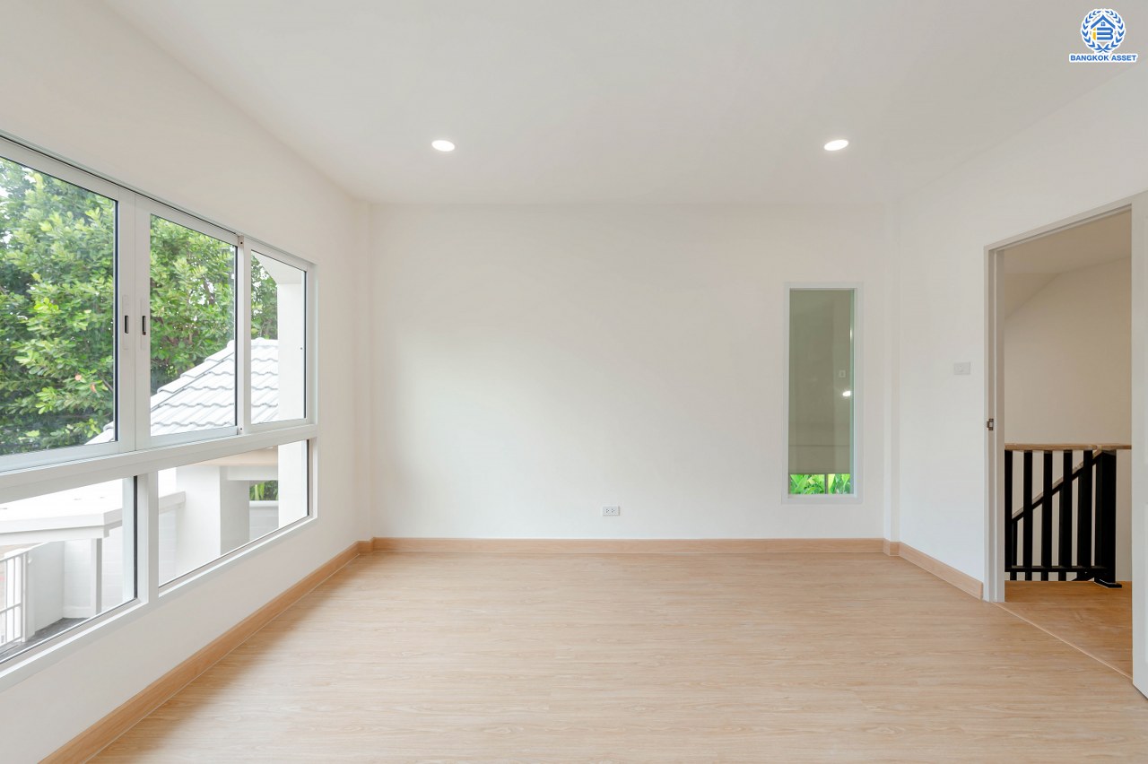 บ้านมือสองตกแต่งใหม่ โครงการ ชวนชื่นกรีนวิลล์ พุทธมณฑลสาย2 เนื้อที่ 61 ตร.ว. พื้นที่ใช้สอย 237.57 ตร.ม. ภายในตกแต่งหรูหรา บรรยากาศเป็นส่วนตัว มาพร้อมฟังก์ชัน 3 ห้องนอน 2 ห้องน้ำ จอดรถได้ 2 คัน บนทำเลศักยภาพ เข้า-ออกได้ทั้ง ถ.พุทธมณฑลสาย2 และ ถ.กาญจนาภิเษก ใกล้ทางคู่ขนานลอยฟ้าบรมราชชนนี, เซ็นทรัลปิ่นเกล้า และมหาวิทยาลัยมหิดล