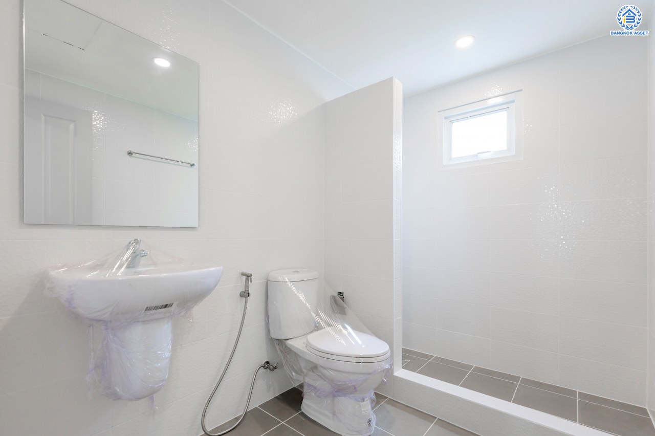 บ้านมือสองตกแต่งใหม่ โครงการ ชวนชื่นกรีนวิลล์ พุทธมณฑลสาย2 เนื้อที่ 61 ตร.ว. พื้นที่ใช้สอย 237.57 ตร.ม. ภายในตกแต่งหรูหรา บรรยากาศเป็นส่วนตัว มาพร้อมฟังก์ชัน 3 ห้องนอน 2 ห้องน้ำ จอดรถได้ 2 คัน บนทำเลศักยภาพ เข้า-ออกได้ทั้ง ถ.พุทธมณฑลสาย2 และ ถ.กาญจนาภิเษก ใกล้ทางคู่ขนานลอยฟ้าบรมราชชนนี, เซ็นทรัลปิ่นเกล้า และมหาวิทยาลัยมหิดล