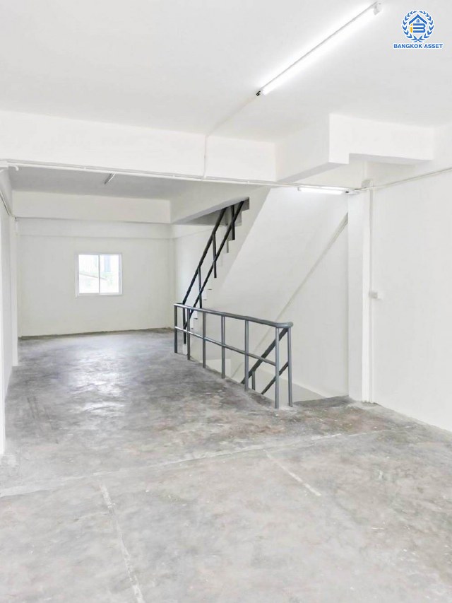 *****อาคารพาณิชย์มือสองนนทบุรี ซอยติวานนท์ 14/2 เนื้อที่เยอะถึง 21 ตร.ว. พื้นที่ใช้สอย 210 ตร.ม. ฟังก์ชัน 2 ห้องนอน 2 ห้องน้ำ 1 ที่จอดรถ บนทำเลติดถนนติวานนท์ เดินทางสะดวก ใกล้รถไฟฟ้าสายสีม่วง "สถานีแยกติวานนท์" และทางด่วน "ศรีรัช"