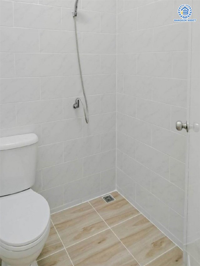 *****อาคารพาณิชย์มือสองนนทบุรี ซอยติวานนท์ 14/2 เนื้อที่เยอะถึง 21 ตร.ว. พื้นที่ใช้สอย 210 ตร.ม. ฟังก์ชัน 2 ห้องนอน 2 ห้องน้ำ 1 ที่จอดรถ บนทำเลติดถนนติวานนท์ เดินทางสะดวก ใกล้รถไฟฟ้าสายสีม่วง "สถานีแยกติวานนท์" และทางด่วน "ศรีรัช"