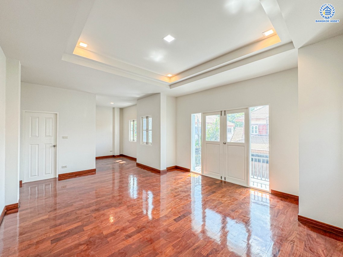 *****บ้านเดี่ยวมือสอง โครงการ ไพรเวท รามอินทรา เนื้อที่ 61 ตร.ว. พื้นที่ใช้สอย 216 ตร.ม. ฟังก์ชัน 3 ห้องนอน 3 ห้องน้ำ 2 ที่จอดรถ ใกล้แหล่งอำนวยความสะดวก เชื่อมต่อถนนรามอินทรา ถนนเสรีไทย ถนนสุเหร่าคลองหนึ่ง จุดขึ้นทางด่วน "จตุโชติ" และ รถไฟฟ้าสายสีชมพู "สถานีวงแหวนรามอิทรา"