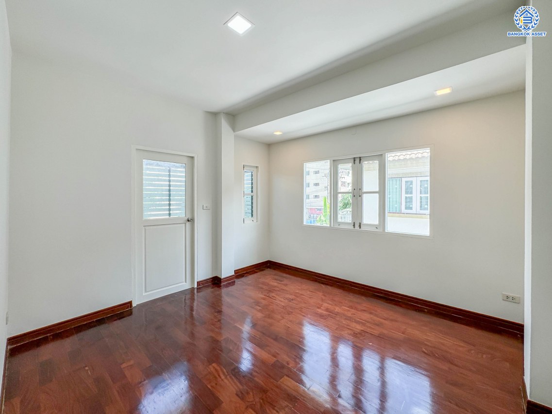 *****บ้านเดี่ยวมือสอง โครงการ ไพรเวท รามอินทรา เนื้อที่ 61 ตร.ว. พื้นที่ใช้สอย 216 ตร.ม. ฟังก์ชัน 3 ห้องนอน 3 ห้องน้ำ 2 ที่จอดรถ ใกล้แหล่งอำนวยความสะดวก เชื่อมต่อถนนรามอินทรา ถนนเสรีไทย ถนนสุเหร่าคลองหนึ่ง จุดขึ้นทางด่วน "จตุโชติ" และ รถไฟฟ้าสายสีชมพู "สถานีวงแหวนรามอิทรา"