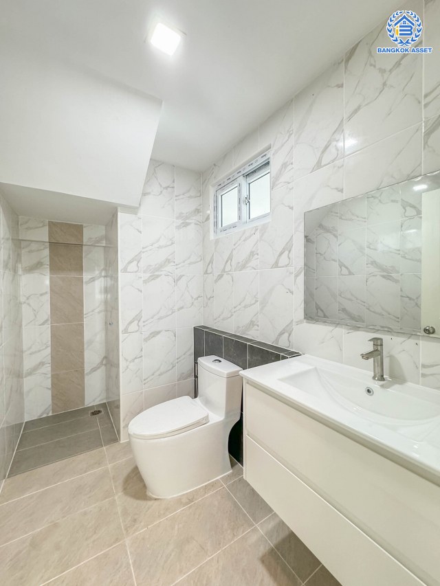 *****บ้านเดี่ยวมือสอง โครงการ ไพรเวท รามอินทรา เนื้อที่ 61 ตร.ว. พื้นที่ใช้สอย 216 ตร.ม. ฟังก์ชัน 3 ห้องนอน 3 ห้องน้ำ 2 ที่จอดรถ ใกล้แหล่งอำนวยความสะดวก เชื่อมต่อถนนรามอินทรา ถนนเสรีไทย ถนนสุเหร่าคลองหนึ่ง จุดขึ้นทางด่วน "จตุโชติ" และ รถไฟฟ้าสายสีชมพู "สถานีวงแหวนรามอิทรา"