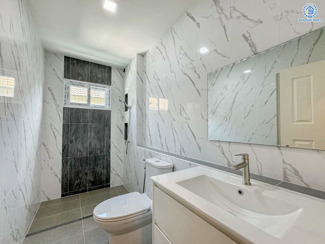 *****บ้านเดี่ยวมือสอง โครงการ ไพรเวท รามอินทรา เนื้อที่ 61 ตร.ว. พื้นที่ใช้สอย 216 ตร.ม. ฟังก์ชัน 3 ห้องนอน 3 ห้องน้ำ 2 ที่จอดรถ ใกล้แหล่งอำนวยความสะดวก เชื่อมต่อถนนรามอินทรา ถนนเสรีไทย ถนนสุเหร่าคลองหนึ่ง จุดขึ้นทางด่วน "จตุโชติ" และ รถไฟฟ้าสายสีชมพู "สถานีวงแหวนรามอิทรา"