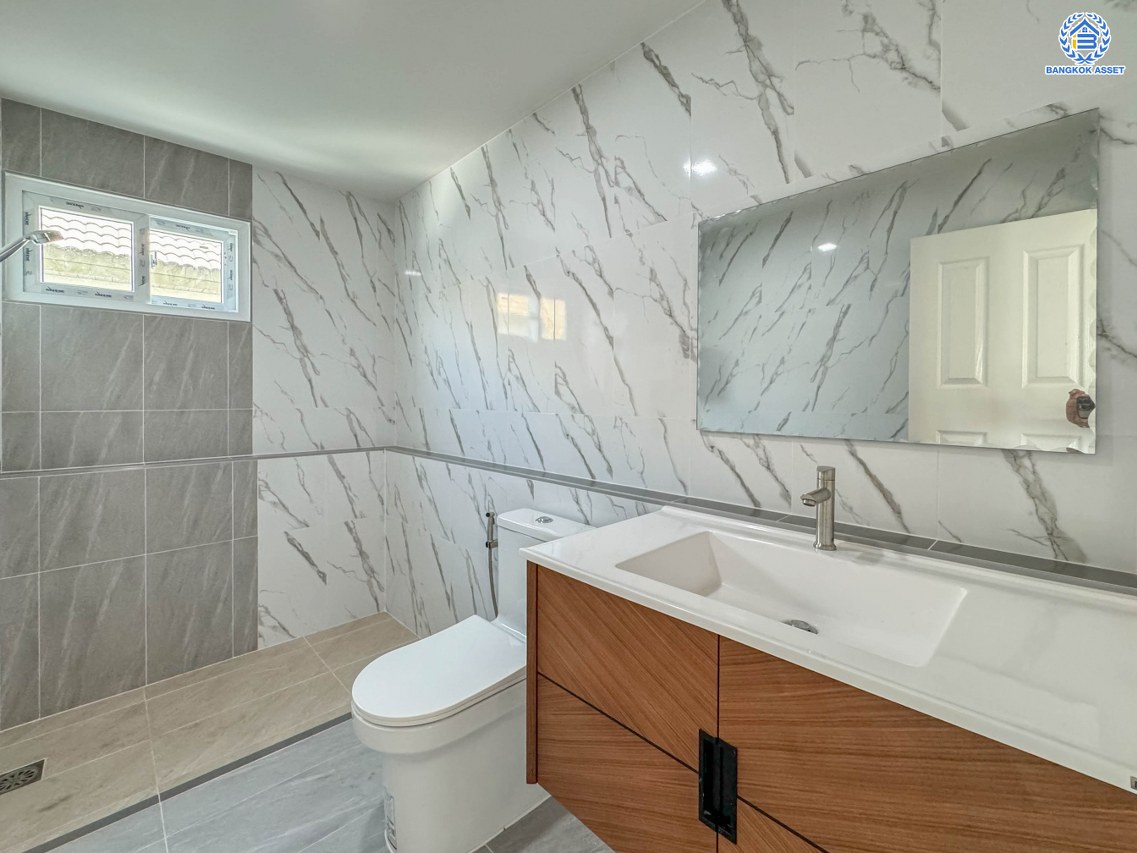 *****บ้านเดี่ยวมือสอง โครงการ ไพรเวท รามอินทรา เนื้อที่ 61 ตร.ว. พื้นที่ใช้สอย 216 ตร.ม. ฟังก์ชัน 3 ห้องนอน 3 ห้องน้ำ 2 ที่จอดรถ ใกล้แหล่งอำนวยความสะดวก เชื่อมต่อถนนรามอินทรา ถนนเสรีไทย ถนนสุเหร่าคลองหนึ่ง จุดขึ้นทางด่วน "จตุโชติ" และ รถไฟฟ้าสายสีชมพู "สถานีวงแหวนรามอิทรา"