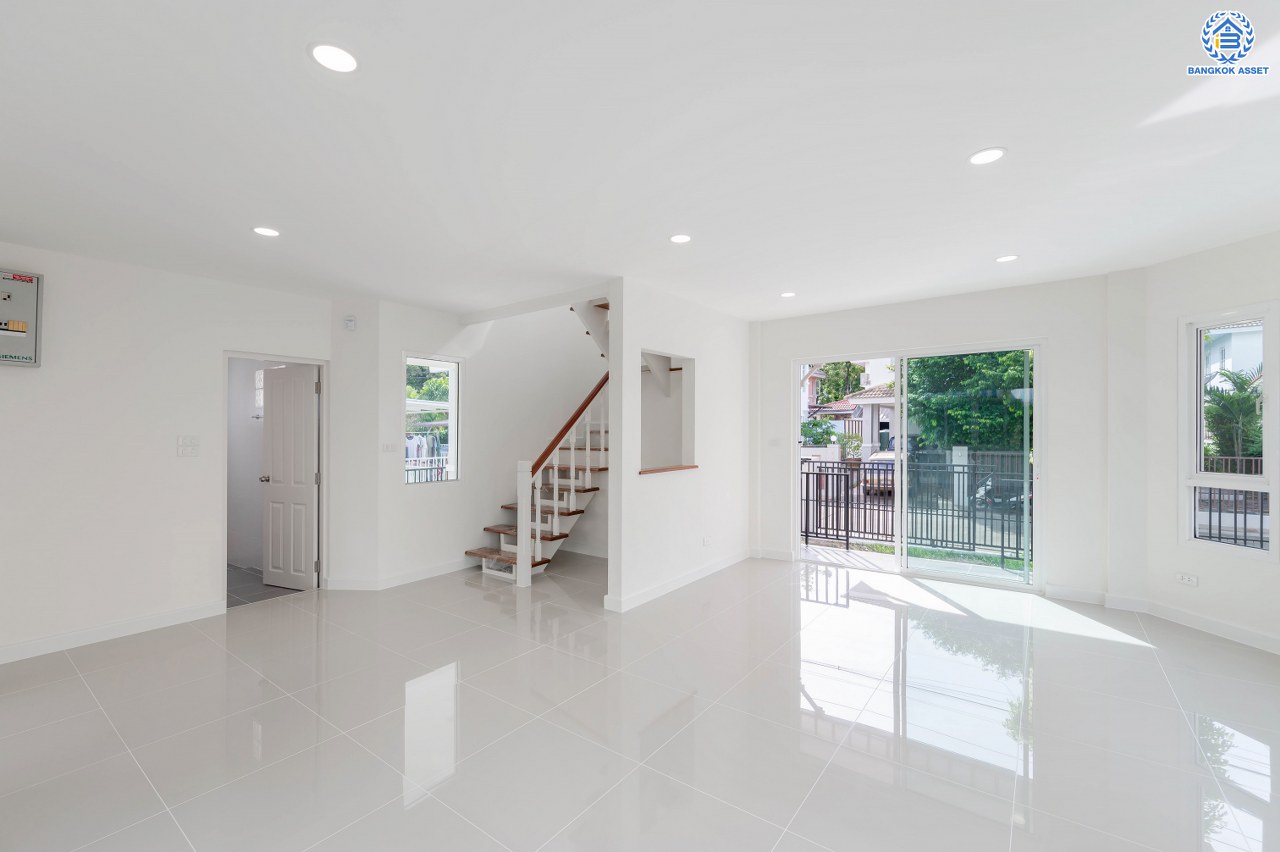 บ้านมือสองตกแต่งใหม่ โครงการ ชัยพฤกษ์ ติวานนท์-ราชพฤกษ์1 เนื้อที่ 50.6 ตร.ว. พื้นที่ใช้สอย 145.35 ตร.ม. ฟังก์ชัน 3 ห้องนอน 2 ห้องน้ำ จอดรถได้ 1 คัน สภาพแวดล้อมดี บนทำเลศักยภาพ หน้าโครงการติดถนนใหญ่ เชื่อมต่อถนน345, ถนนราชพฤกษ์, ถนนศรีสมาน ใกล้จุดขึ้นทางด่วน "ศรีสมาน" และ ใกล้ห้าง "โรบินสัน ไลฟ์สไตล์ ศรีสมาน"