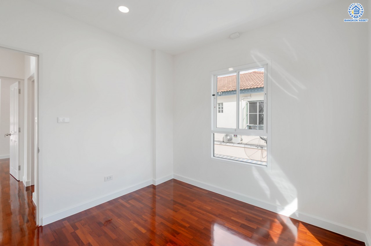 บ้านมือสองตกแต่งใหม่ โครงการ ชัยพฤกษ์ ติวานนท์-ราชพฤกษ์1 เนื้อที่ 50.6 ตร.ว. พื้นที่ใช้สอย 145.35 ตร.ม. ฟังก์ชัน 3 ห้องนอน 2 ห้องน้ำ จอดรถได้ 1 คัน สภาพแวดล้อมดี บนทำเลศักยภาพ หน้าโครงการติดถนนใหญ่ เชื่อมต่อถนน345, ถนนราชพฤกษ์, ถนนศรีสมาน ใกล้จุดขึ้นทางด่วน "ศรีสมาน" และ ใกล้ห้าง "โรบินสัน ไลฟ์สไตล์ ศรีสมาน"