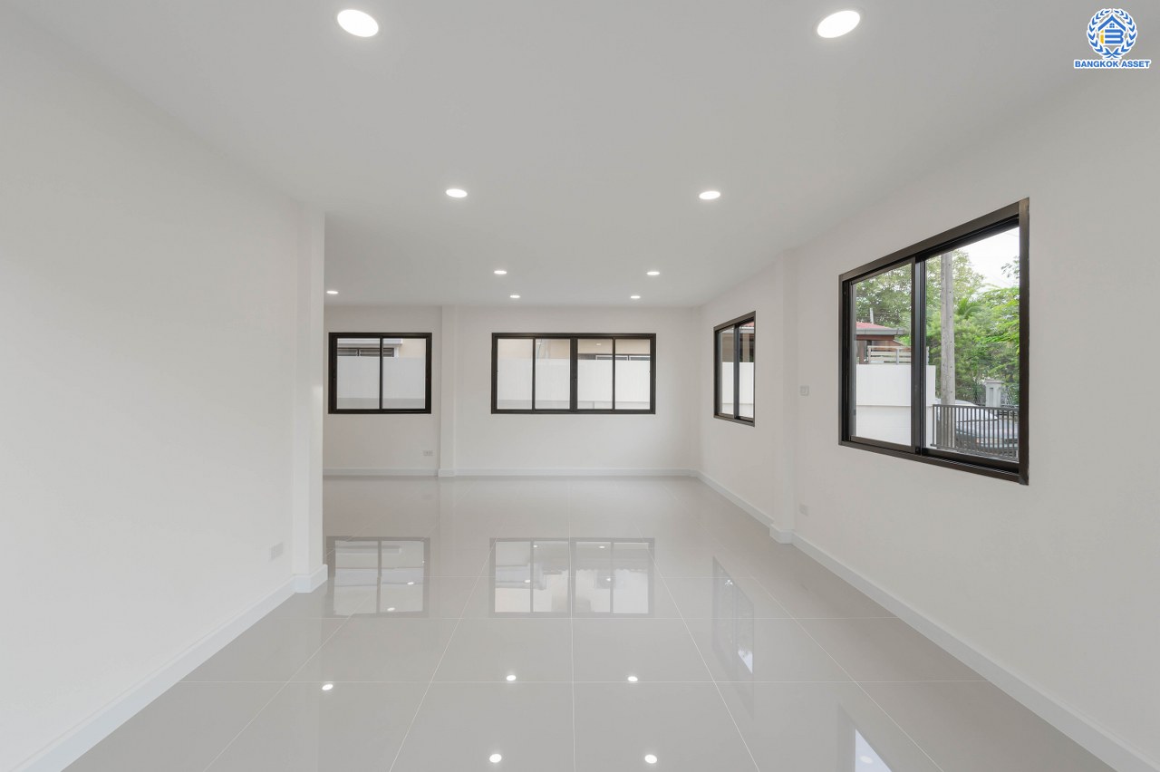 บ้านมือสองตกแต่งใหม่ โครงการ มณีรินทร์ รัตนาธิเบศร์ แบรนด์ Property Perfect เนื้อที่ 65.8 ตร.ว. พื้นที่ใช้สอย 254.16 ตร.ม. ฟังก์ชัน 4 ห้องนอน 2 ห้องน้ำ จอดรถได้ 2 คัน บนทำเลศักยภาพ เชื่อมต่อทั้ง ถนนรัตนาธิเบศร์ และถนนราชพฤกษ์ ใจกลาง 2 เซ็นทรัลฯ ใกล้ทางด่วน "งามวงศ์วาน" และรถไฟฟ้า "สถานีบางรักน้อยท่าอิฐ"