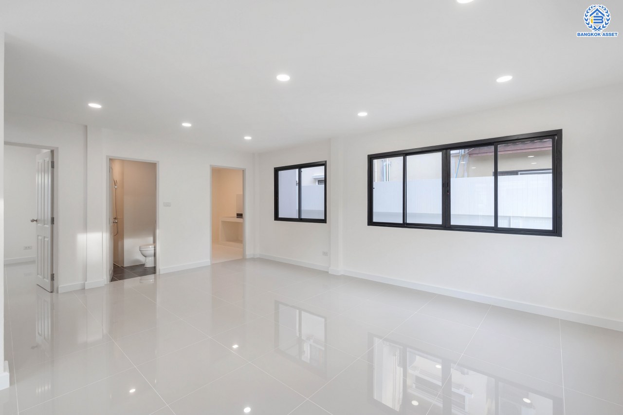 บ้านมือสองตกแต่งใหม่ โครงการ มณีรินทร์ รัตนาธิเบศร์ แบรนด์ Property Perfect เนื้อที่ 65.8 ตร.ว. พื้นที่ใช้สอย 254.16 ตร.ม. ฟังก์ชัน 4 ห้องนอน 2 ห้องน้ำ จอดรถได้ 2 คัน บนทำเลศักยภาพ เชื่อมต่อทั้ง ถนนรัตนาธิเบศร์ และถนนราชพฤกษ์ ใจกลาง 2 เซ็นทรัลฯ ใกล้ทางด่วน "งามวงศ์วาน" และรถไฟฟ้า "สถานีบางรักน้อยท่าอิฐ"