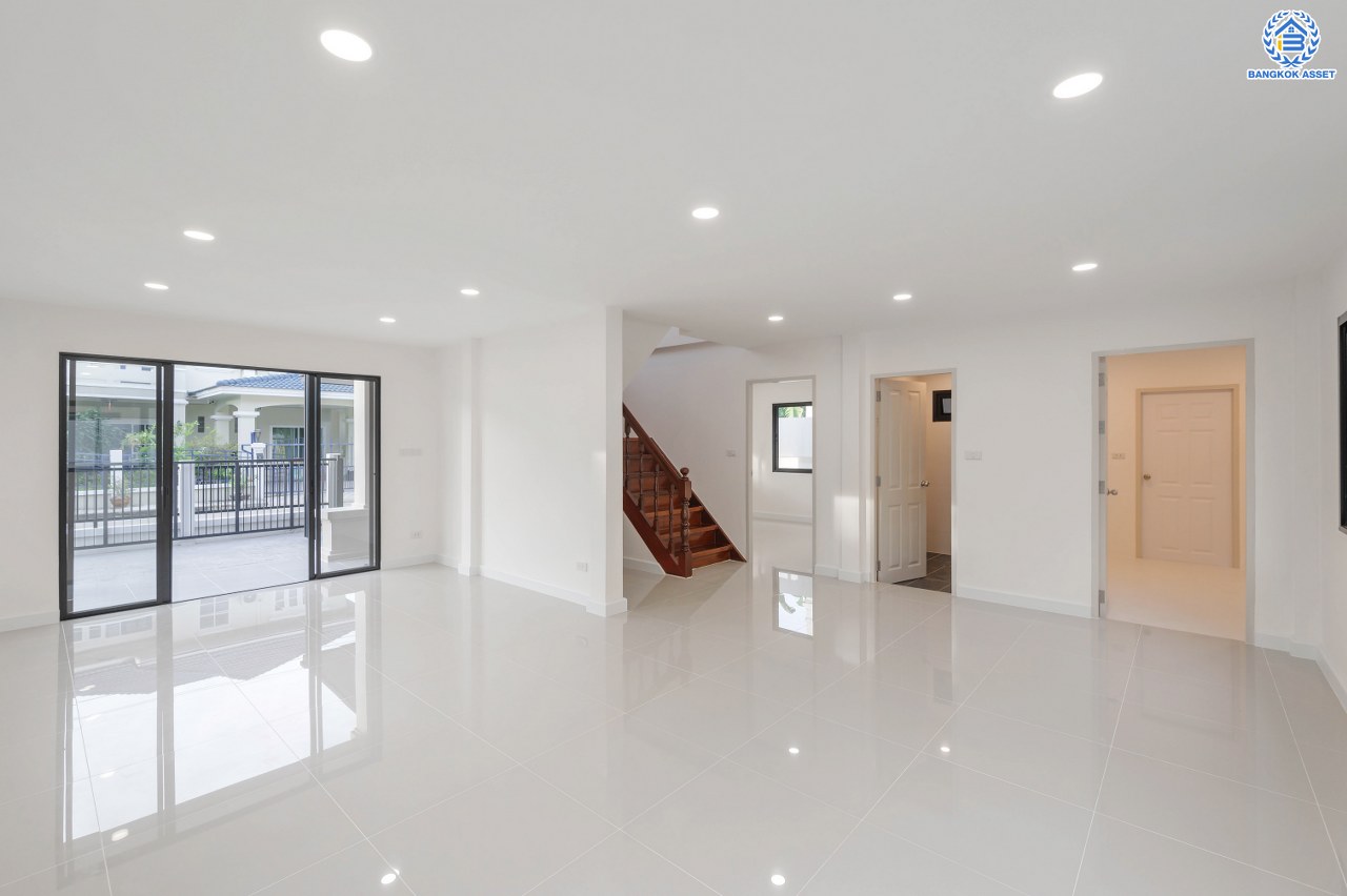 บ้านมือสองตกแต่งใหม่ โครงการ มณีรินทร์ รัตนาธิเบศร์ แบรนด์ Property Perfect เนื้อที่ 65.8 ตร.ว. พื้นที่ใช้สอย 254.16 ตร.ม. ฟังก์ชัน 4 ห้องนอน 2 ห้องน้ำ จอดรถได้ 2 คัน บนทำเลศักยภาพ เชื่อมต่อทั้ง ถนนรัตนาธิเบศร์ และถนนราชพฤกษ์ ใจกลาง 2 เซ็นทรัลฯ ใกล้ทางด่วน "งามวงศ์วาน" และรถไฟฟ้า "สถานีบางรักน้อยท่าอิฐ"