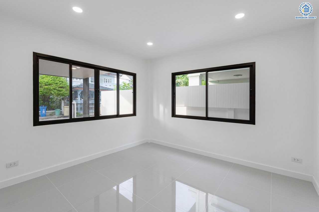 บ้านมือสองตกแต่งใหม่ โครงการ มณีรินทร์ รัตนาธิเบศร์ แบรนด์ Property Perfect เนื้อที่ 65.8 ตร.ว. พื้นที่ใช้สอย 254.16 ตร.ม. ฟังก์ชัน 4 ห้องนอน 2 ห้องน้ำ จอดรถได้ 2 คัน บนทำเลศักยภาพ เชื่อมต่อทั้ง ถนนรัตนาธิเบศร์ และถนนราชพฤกษ์ ใจกลาง 2 เซ็นทรัลฯ ใกล้ทางด่วน "งามวงศ์วาน" และรถไฟฟ้า "สถานีบางรักน้อยท่าอิฐ"