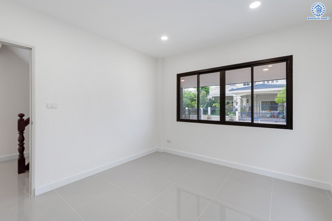 บ้านมือสองตกแต่งใหม่ โครงการ มณีรินทร์ รัตนาธิเบศร์ แบรนด์ Property Perfect เนื้อที่ 65.8 ตร.ว. พื้นที่ใช้สอย 254.16 ตร.ม. ฟังก์ชัน 4 ห้องนอน 2 ห้องน้ำ จอดรถได้ 2 คัน บนทำเลศักยภาพ เชื่อมต่อทั้ง ถนนรัตนาธิเบศร์ และถนนราชพฤกษ์ ใจกลาง 2 เซ็นทรัลฯ ใกล้ทางด่วน "งามวงศ์วาน" และรถไฟฟ้า "สถานีบางรักน้อยท่าอิฐ"