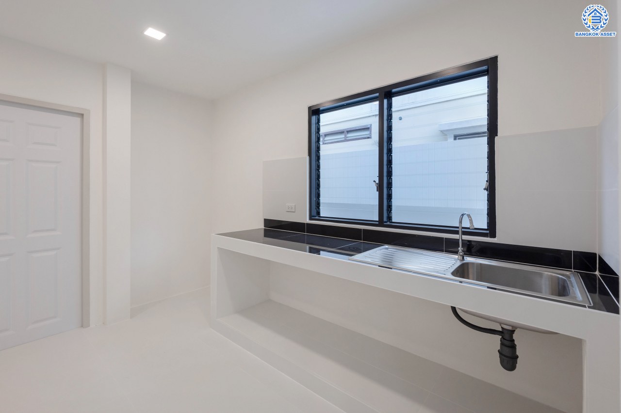 บ้านมือสองตกแต่งใหม่ โครงการ มณีรินทร์ รัตนาธิเบศร์ แบรนด์ Property Perfect เนื้อที่ 65.8 ตร.ว. พื้นที่ใช้สอย 254.16 ตร.ม. ฟังก์ชัน 4 ห้องนอน 2 ห้องน้ำ จอดรถได้ 2 คัน บนทำเลศักยภาพ เชื่อมต่อทั้ง ถนนรัตนาธิเบศร์ และถนนราชพฤกษ์ ใจกลาง 2 เซ็นทรัลฯ ใกล้ทางด่วน "งามวงศ์วาน" และรถไฟฟ้า "สถานีบางรักน้อยท่าอิฐ"