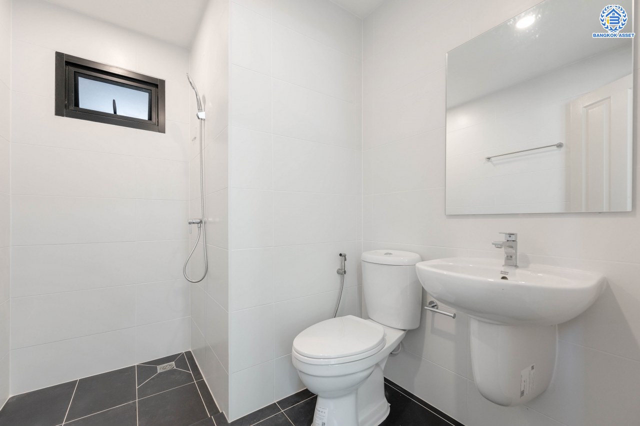 บ้านมือสองตกแต่งใหม่ โครงการ มณีรินทร์ รัตนาธิเบศร์ แบรนด์ Property Perfect เนื้อที่ 65.8 ตร.ว. พื้นที่ใช้สอย 254.16 ตร.ม. ฟังก์ชัน 4 ห้องนอน 2 ห้องน้ำ จอดรถได้ 2 คัน บนทำเลศักยภาพ เชื่อมต่อทั้ง ถนนรัตนาธิเบศร์ และถนนราชพฤกษ์ ใจกลาง 2 เซ็นทรัลฯ ใกล้ทางด่วน "งามวงศ์วาน" และรถไฟฟ้า "สถานีบางรักน้อยท่าอิฐ"