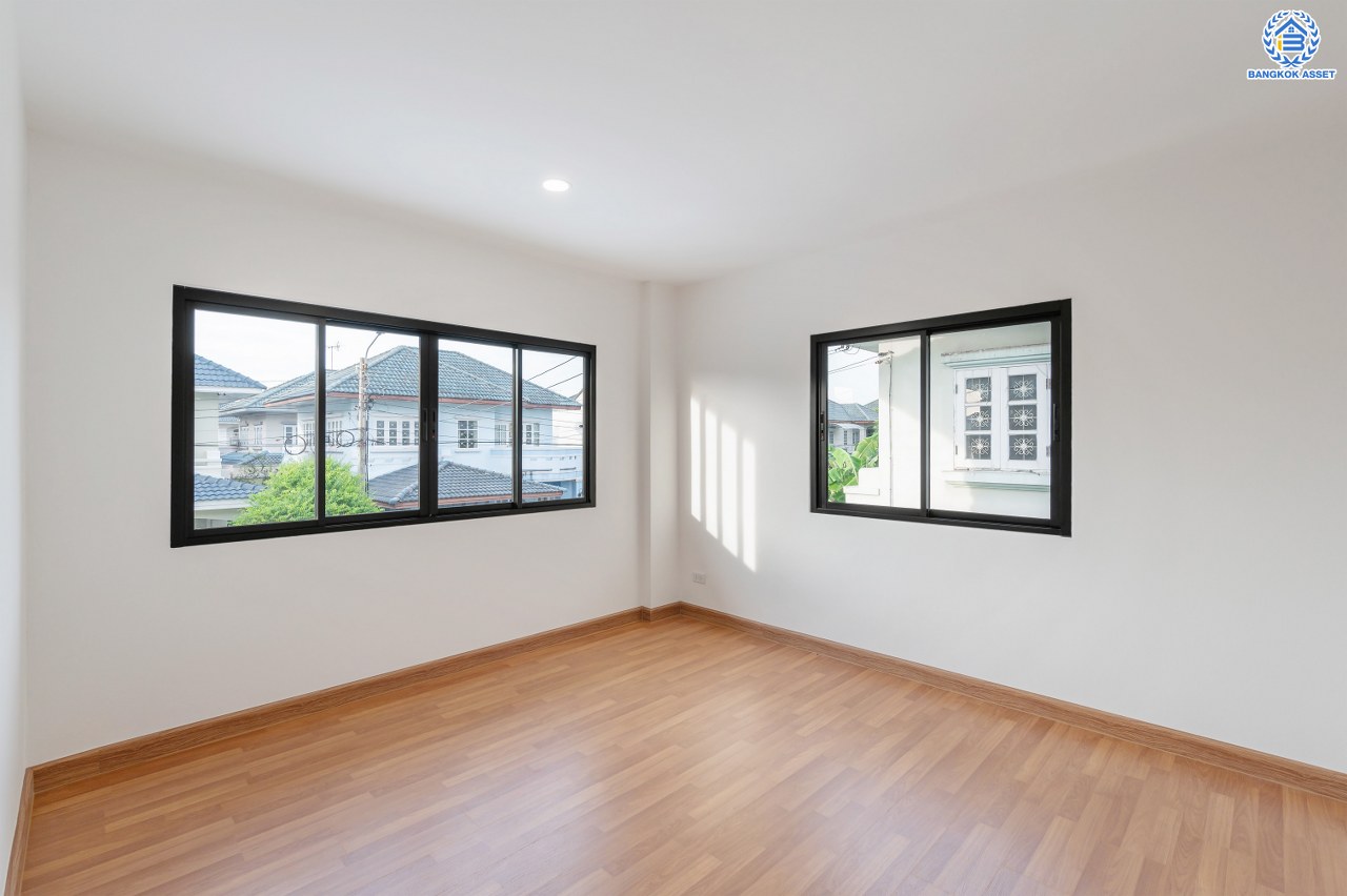 บ้านมือสองตกแต่งใหม่ โครงการ มณีรินทร์ รัตนาธิเบศร์ แบรนด์ Property Perfect เนื้อที่ 65.8 ตร.ว. พื้นที่ใช้สอย 254.16 ตร.ม. ฟังก์ชัน 4 ห้องนอน 2 ห้องน้ำ จอดรถได้ 2 คัน บนทำเลศักยภาพ เชื่อมต่อทั้ง ถนนรัตนาธิเบศร์ และถนนราชพฤกษ์ ใจกลาง 2 เซ็นทรัลฯ ใกล้ทางด่วน "งามวงศ์วาน" และรถไฟฟ้า "สถานีบางรักน้อยท่าอิฐ"