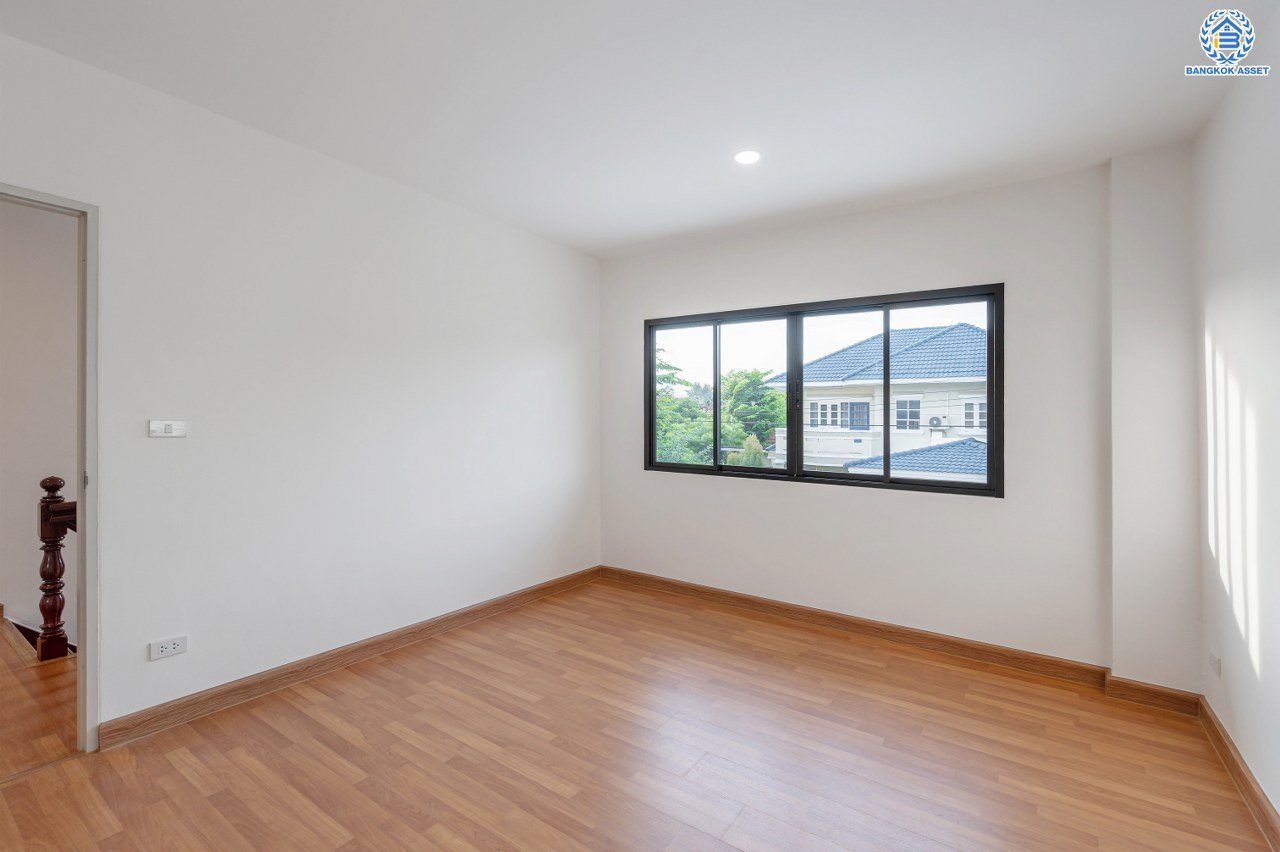 บ้านมือสองตกแต่งใหม่ โครงการ มณีรินทร์ รัตนาธิเบศร์ แบรนด์ Property Perfect เนื้อที่ 65.8 ตร.ว. พื้นที่ใช้สอย 254.16 ตร.ม. ฟังก์ชัน 4 ห้องนอน 2 ห้องน้ำ จอดรถได้ 2 คัน บนทำเลศักยภาพ เชื่อมต่อทั้ง ถนนรัตนาธิเบศร์ และถนนราชพฤกษ์ ใจกลาง 2 เซ็นทรัลฯ ใกล้ทางด่วน "งามวงศ์วาน" และรถไฟฟ้า "สถานีบางรักน้อยท่าอิฐ"