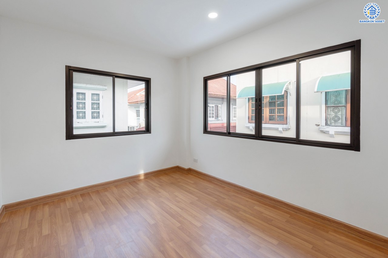 บ้านมือสองตกแต่งใหม่ โครงการ มณีรินทร์ รัตนาธิเบศร์ แบรนด์ Property Perfect เนื้อที่ 65.8 ตร.ว. พื้นที่ใช้สอย 254.16 ตร.ม. ฟังก์ชัน 4 ห้องนอน 2 ห้องน้ำ จอดรถได้ 2 คัน บนทำเลศักยภาพ เชื่อมต่อทั้ง ถนนรัตนาธิเบศร์ และถนนราชพฤกษ์ ใจกลาง 2 เซ็นทรัลฯ ใกล้ทางด่วน "งามวงศ์วาน" และรถไฟฟ้า "สถานีบางรักน้อยท่าอิฐ"