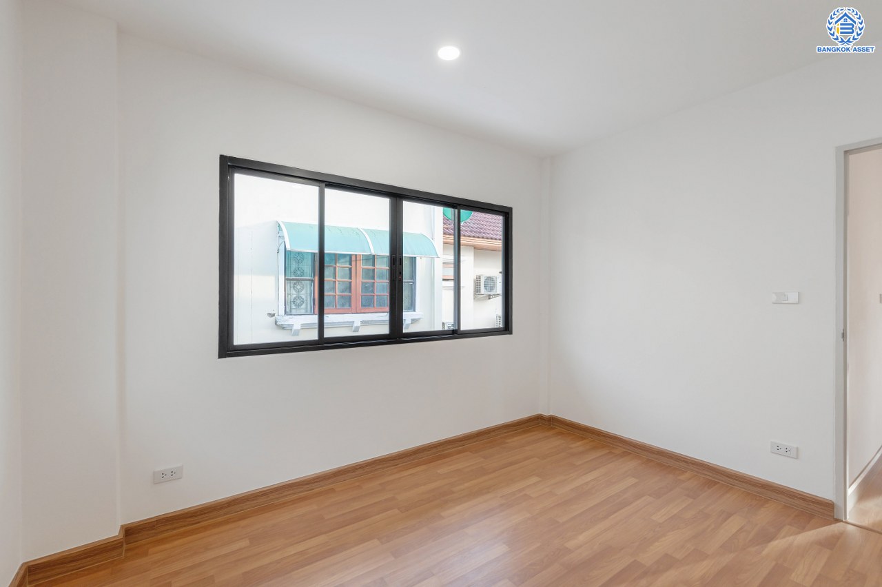 บ้านมือสองตกแต่งใหม่ โครงการ มณีรินทร์ รัตนาธิเบศร์ แบรนด์ Property Perfect เนื้อที่ 65.8 ตร.ว. พื้นที่ใช้สอย 254.16 ตร.ม. ฟังก์ชัน 4 ห้องนอน 2 ห้องน้ำ จอดรถได้ 2 คัน บนทำเลศักยภาพ เชื่อมต่อทั้ง ถนนรัตนาธิเบศร์ และถนนราชพฤกษ์ ใจกลาง 2 เซ็นทรัลฯ ใกล้ทางด่วน "งามวงศ์วาน" และรถไฟฟ้า "สถานีบางรักน้อยท่าอิฐ"