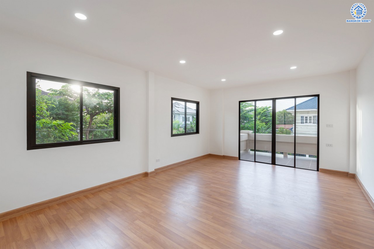 บ้านมือสองตกแต่งใหม่ โครงการ มณีรินทร์ รัตนาธิเบศร์ แบรนด์ Property Perfect เนื้อที่ 65.8 ตร.ว. พื้นที่ใช้สอย 254.16 ตร.ม. ฟังก์ชัน 4 ห้องนอน 2 ห้องน้ำ จอดรถได้ 2 คัน บนทำเลศักยภาพ เชื่อมต่อทั้ง ถนนรัตนาธิเบศร์ และถนนราชพฤกษ์ ใจกลาง 2 เซ็นทรัลฯ ใกล้ทางด่วน "งามวงศ์วาน" และรถไฟฟ้า "สถานีบางรักน้อยท่าอิฐ"