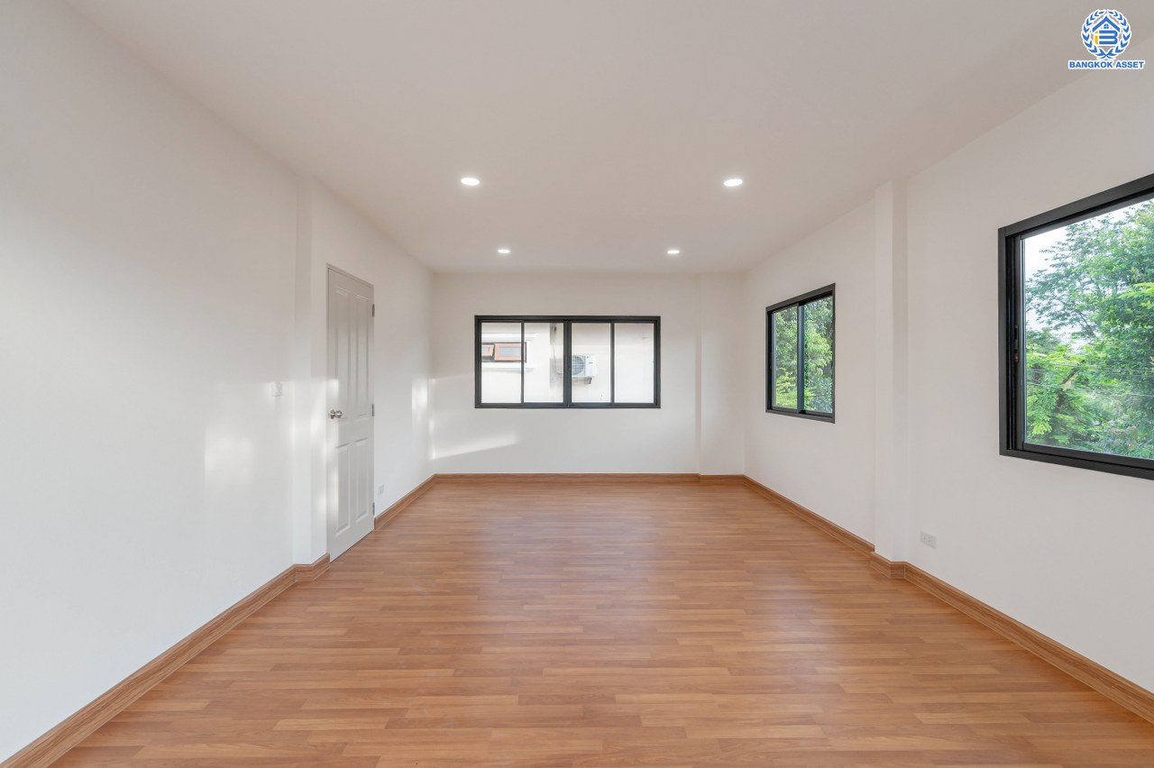 บ้านมือสองตกแต่งใหม่ โครงการ มณีรินทร์ รัตนาธิเบศร์ แบรนด์ Property Perfect เนื้อที่ 65.8 ตร.ว. พื้นที่ใช้สอย 254.16 ตร.ม. ฟังก์ชัน 4 ห้องนอน 2 ห้องน้ำ จอดรถได้ 2 คัน บนทำเลศักยภาพ เชื่อมต่อทั้ง ถนนรัตนาธิเบศร์ และถนนราชพฤกษ์ ใจกลาง 2 เซ็นทรัลฯ ใกล้ทางด่วน "งามวงศ์วาน" และรถไฟฟ้า "สถานีบางรักน้อยท่าอิฐ"