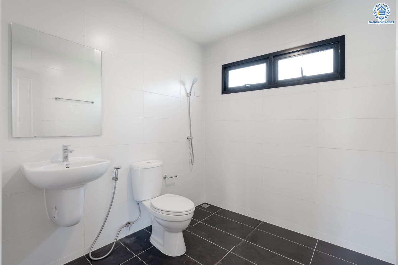 บ้านมือสองตกแต่งใหม่ โครงการ มณีรินทร์ รัตนาธิเบศร์ แบรนด์ Property Perfect เนื้อที่ 65.8 ตร.ว. พื้นที่ใช้สอย 254.16 ตร.ม. ฟังก์ชัน 4 ห้องนอน 2 ห้องน้ำ จอดรถได้ 2 คัน บนทำเลศักยภาพ เชื่อมต่อทั้ง ถนนรัตนาธิเบศร์ และถนนราชพฤกษ์ ใจกลาง 2 เซ็นทรัลฯ ใกล้ทางด่วน "งามวงศ์วาน" และรถไฟฟ้า "สถานีบางรักน้อยท่าอิฐ"