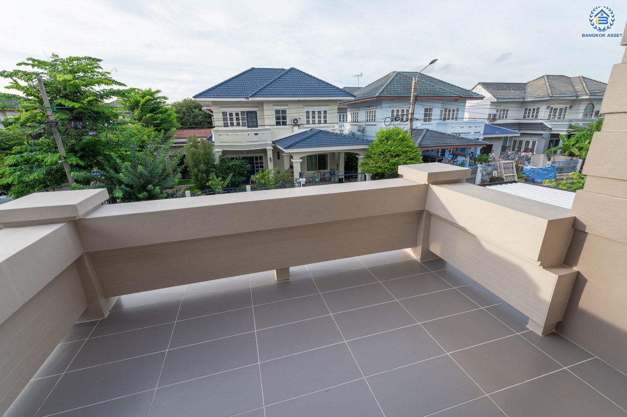 บ้านมือสองตกแต่งใหม่ โครงการ มณีรินทร์ รัตนาธิเบศร์ แบรนด์ Property Perfect เนื้อที่ 65.8 ตร.ว. พื้นที่ใช้สอย 254.16 ตร.ม. ฟังก์ชัน 4 ห้องนอน 2 ห้องน้ำ จอดรถได้ 2 คัน บนทำเลศักยภาพ เชื่อมต่อทั้ง ถนนรัตนาธิเบศร์ และถนนราชพฤกษ์ ใจกลาง 2 เซ็นทรัลฯ ใกล้ทางด่วน "งามวงศ์วาน" และรถไฟฟ้า "สถานีบางรักน้อยท่าอิฐ"