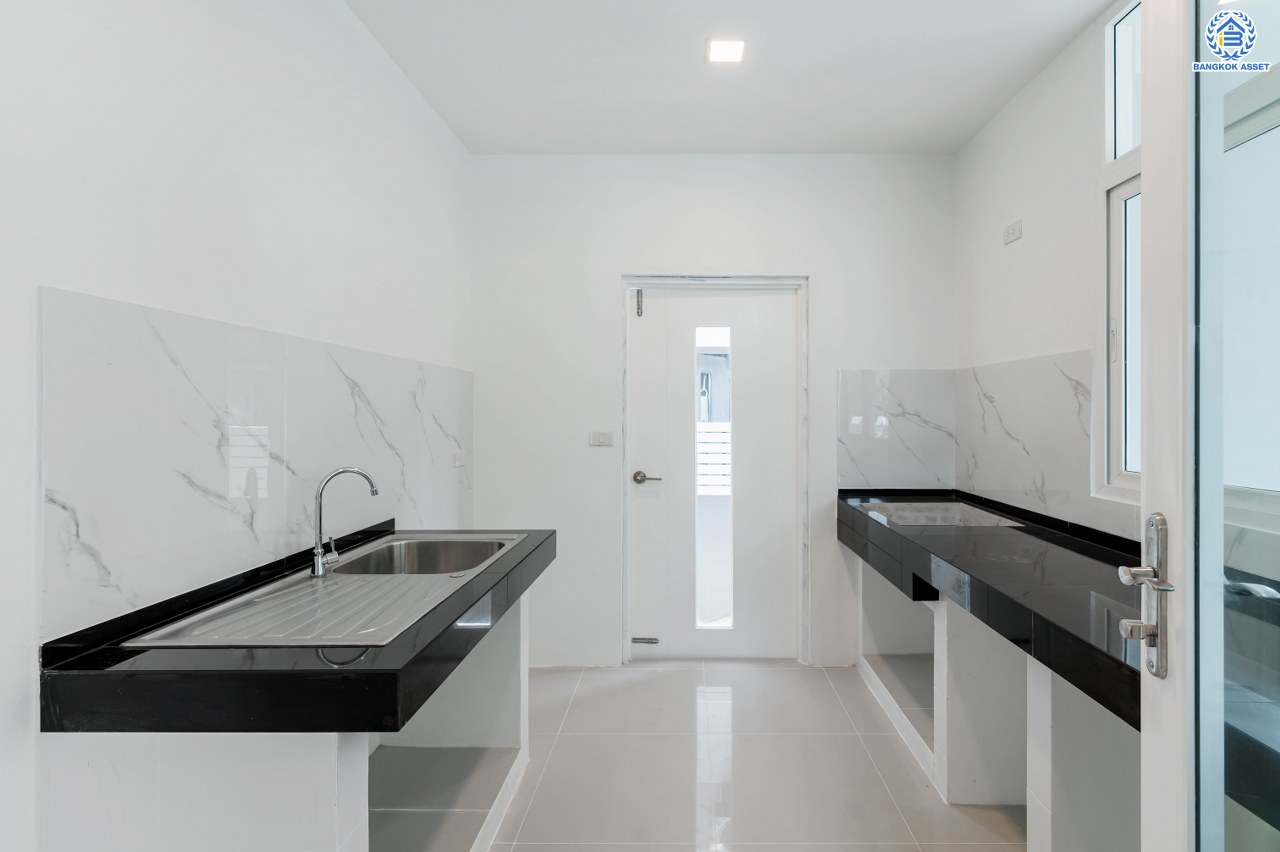 บ้านมือสองตกแต่งใหม่ โครงการ คาซ่าเพรสโต้ วงแหวน-ปิ่นเกล้า หลังมุม เนื้อที่ 67.3 ตร.ว. พื้นที่ใช้สอย 193.86 ตร.ม.  ฟังก์ชัน 4 ห้องนอน 3 ห้องน้ำ 2 ที่จอดรถ บ้านพร้อมอยู่ โครงการบนทำเลเดินทางสะดวก เชื่อมต่อถนนกาญจนาภิเษก ใกล้รถไฟฟ้าสายสีม่วง "สถานีสามแยกบางใหญ่" และจุดขึ้นทางด่วน "ศรีรัช"