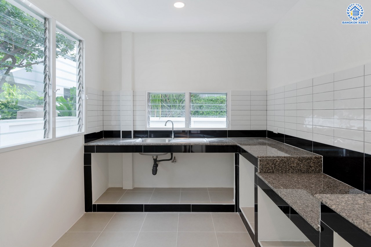 บ้านมือสองตกแต่งใหม่ แบรนด์ L&H โครงการ ชัยพฤกษ์ บางบัวทอง บ้านหลังใหญ่กว่า 71.3 ตร.ว. พื้นที่ใช้สอย 223.02 ตร.ม. ฟังก์ชัน 4 ห้องนอน 3 ห้องน้ำ จอดรถได้ 2 คัน มาพร้อม Facilities ภายในโครงการครบครัน บนทำเลเดินทางสะดวก ติดถนนบางกรวย-ไทรน้อย ใกล้เซ็นทรัลเวสต์เกต และรถไฟฟ้าสายสีม่วง "สถานีบางพลู"...