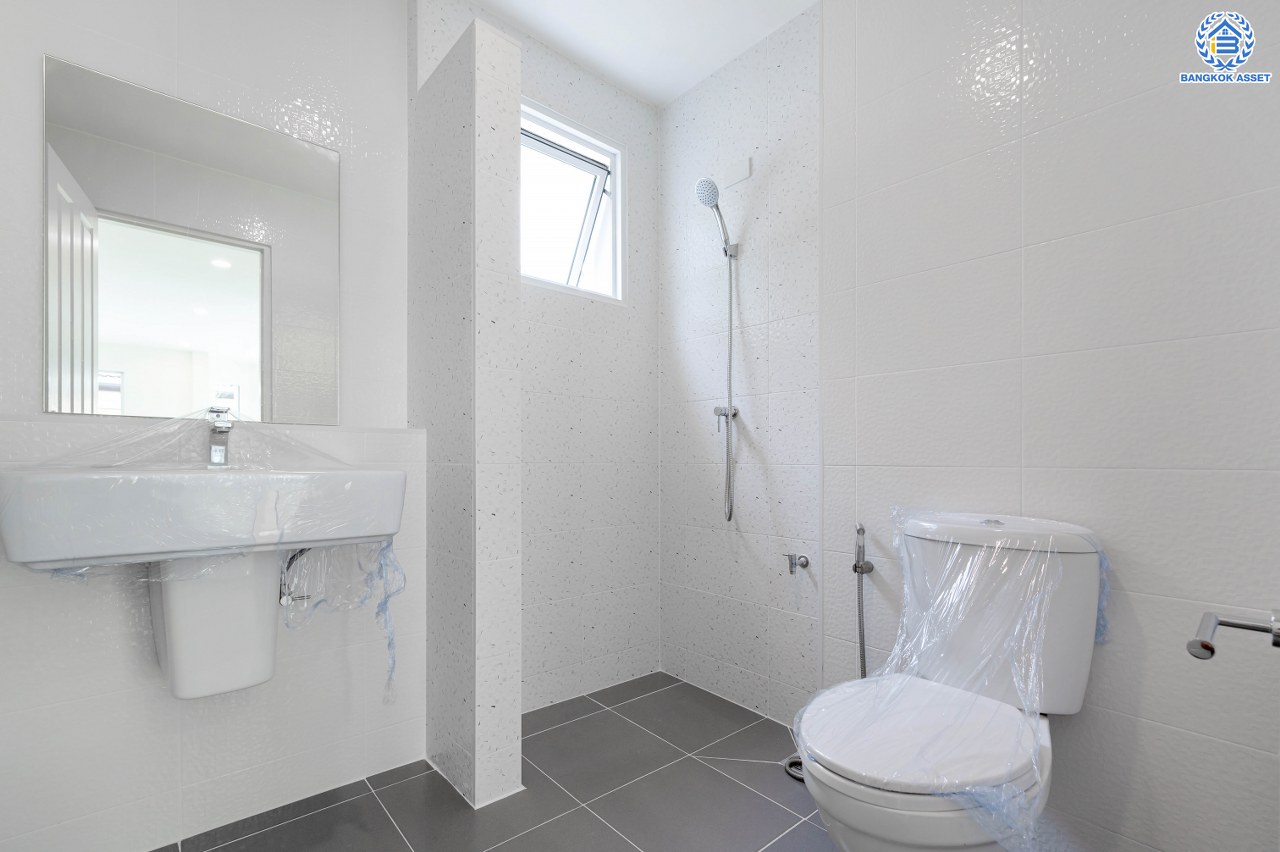 บ้านมือสองตกแต่งใหม่ แบรนด์ L&H โครงการ ชัยพฤกษ์ บางบัวทอง บ้านหลังใหญ่กว่า 71.3 ตร.ว. พื้นที่ใช้สอย 223.02 ตร.ม. ฟังก์ชัน 4 ห้องนอน 3 ห้องน้ำ จอดรถได้ 2 คัน มาพร้อม Facilities ภายในโครงการครบครัน บนทำเลเดินทางสะดวก ติดถนนบางกรวย-ไทรน้อย ใกล้เซ็นทรัลเวสต์เกต และรถไฟฟ้าสายสีม่วง "สถานีบางพลู"...