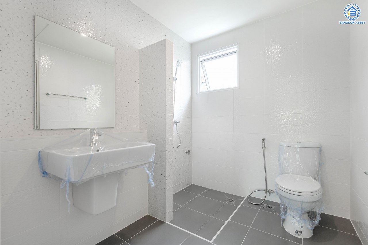 บ้านมือสองตกแต่งใหม่ แบรนด์ L&H โครงการ ชัยพฤกษ์ บางบัวทอง บ้านหลังใหญ่กว่า 71.3 ตร.ว. พื้นที่ใช้สอย 223.02 ตร.ม. ฟังก์ชัน 4 ห้องนอน 3 ห้องน้ำ จอดรถได้ 2 คัน มาพร้อม Facilities ภายในโครงการครบครัน บนทำเลเดินทางสะดวก ติดถนนบางกรวย-ไทรน้อย ใกล้เซ็นทรัลเวสต์เกต และรถไฟฟ้าสายสีม่วง "สถานีบางพลู"...