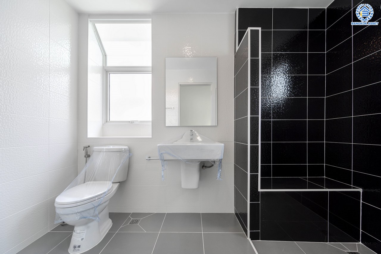 บ้านมือสองตกแต่งใหม่ แบรนด์ L&H โครงการ ชัยพฤกษ์ บางบัวทอง บ้านหลังใหญ่กว่า 71.3 ตร.ว. พื้นที่ใช้สอย 223.02 ตร.ม. ฟังก์ชัน 4 ห้องนอน 3 ห้องน้ำ จอดรถได้ 2 คัน มาพร้อม Facilities ภายในโครงการครบครัน บนทำเลเดินทางสะดวก ติดถนนบางกรวย-ไทรน้อย ใกล้เซ็นทรัลเวสต์เกต และรถไฟฟ้าสายสีม่วง "สถานีบางพลู"...