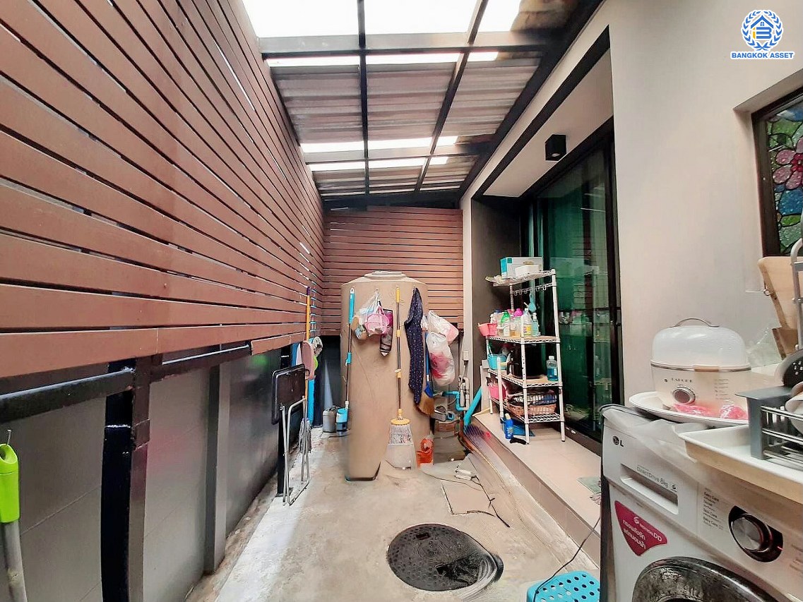 *****ทาวน์โฮม 3 ชั้นมือสอง โครงการ บ้านกลางเมือง วิภาวดี เนื้อที่ 20 ตร.ว. พื้นที่ใช้สอย 193 ตร.ม. ฟังก์ชัน 3 ห้องนอน 3 ห้องน้ำ 2 ที่จอดรถ บนทำเลเดินทางสะดวก เชื่อมต่อถนนวิภาวดี, ถนนรามอินทรา, ถนนแจ้งวัฒนะ ใกล้ห้างสรรพสินค้าเซ็นทรัล รามอินทรา และมหาวิทยาลัยเกษตรศาสตร์