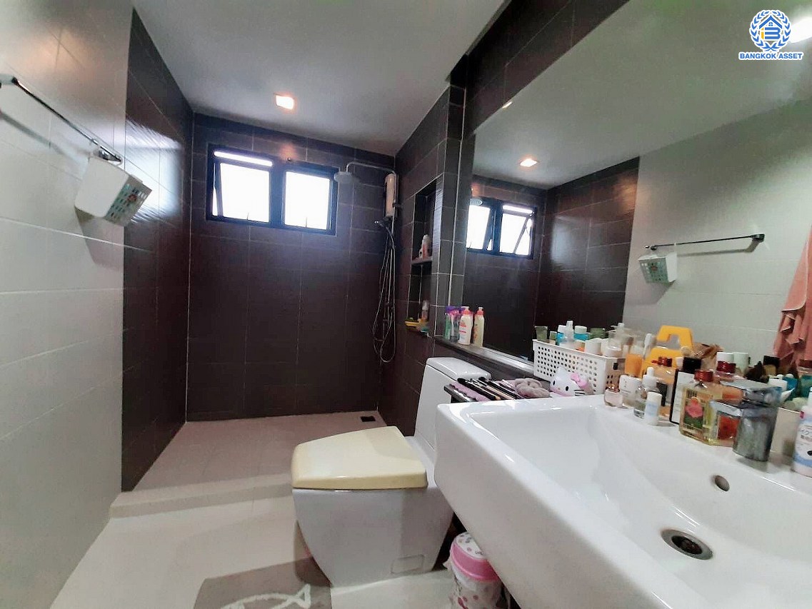 *****ทาวน์โฮม 3 ชั้นมือสอง โครงการ บ้านกลางเมือง วิภาวดี เนื้อที่ 20 ตร.ว. พื้นที่ใช้สอย 193 ตร.ม. ฟังก์ชัน 3 ห้องนอน 3 ห้องน้ำ 2 ที่จอดรถ บนทำเลเดินทางสะดวก เชื่อมต่อถนนวิภาวดี, ถนนรามอินทรา, ถนนแจ้งวัฒนะ ใกล้ห้างสรรพสินค้าเซ็นทรัล รามอินทรา และมหาวิทยาลัยเกษตรศาสตร์