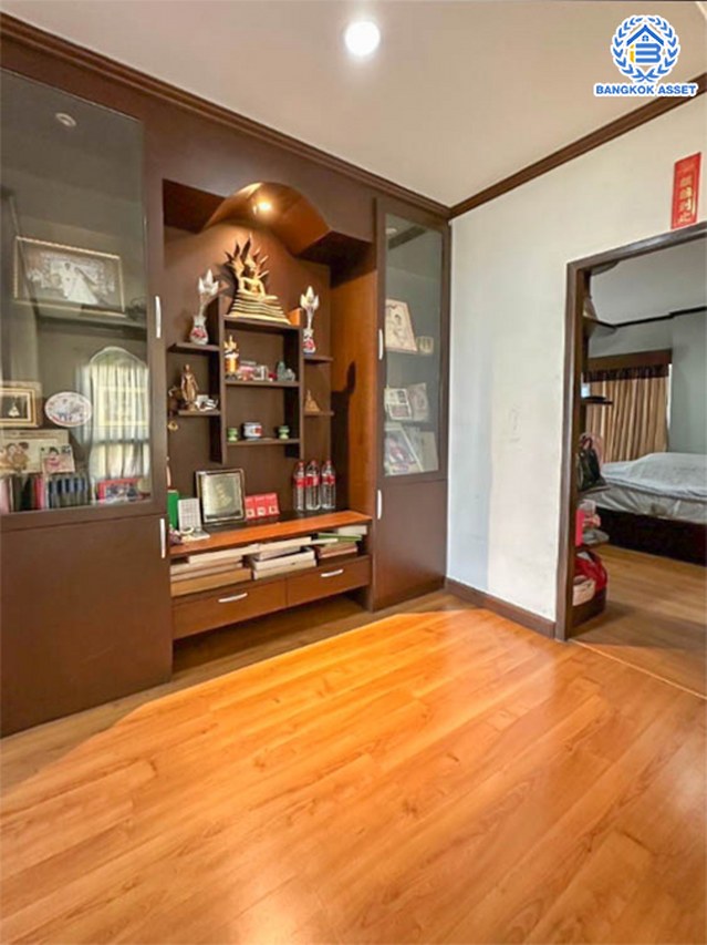 *****บ้านเดี่ยวมือสอง โครงการ อารียา สวนา เนื้อที่ 71 ตร.ว. ฟังก์ชัน 3 ห้องนอน 3 ห้องน้ำ 2 ที่จอดรถ บ้านทำเลเมือง ใกล้เดอะคริสตัล เอกมัย-รามอินทรา โครงการติดถนนใหญ่ ถนนเกษตร-นวมินทร์ ใกล้รถไฟฟ้าสายสีชมพู "สถานีมัยลาภ"  และใกล้จุดขึ้นทางด่วน "รามอินทรา-อาจณรงค์"